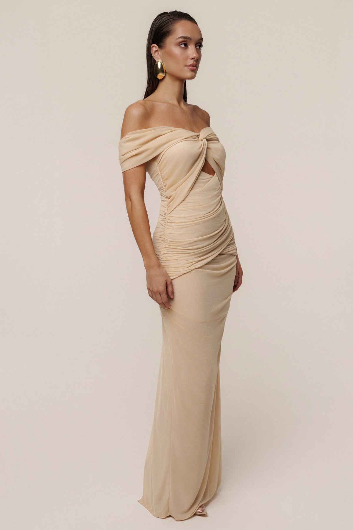 Vestido largo marfil de hombros descubiertos