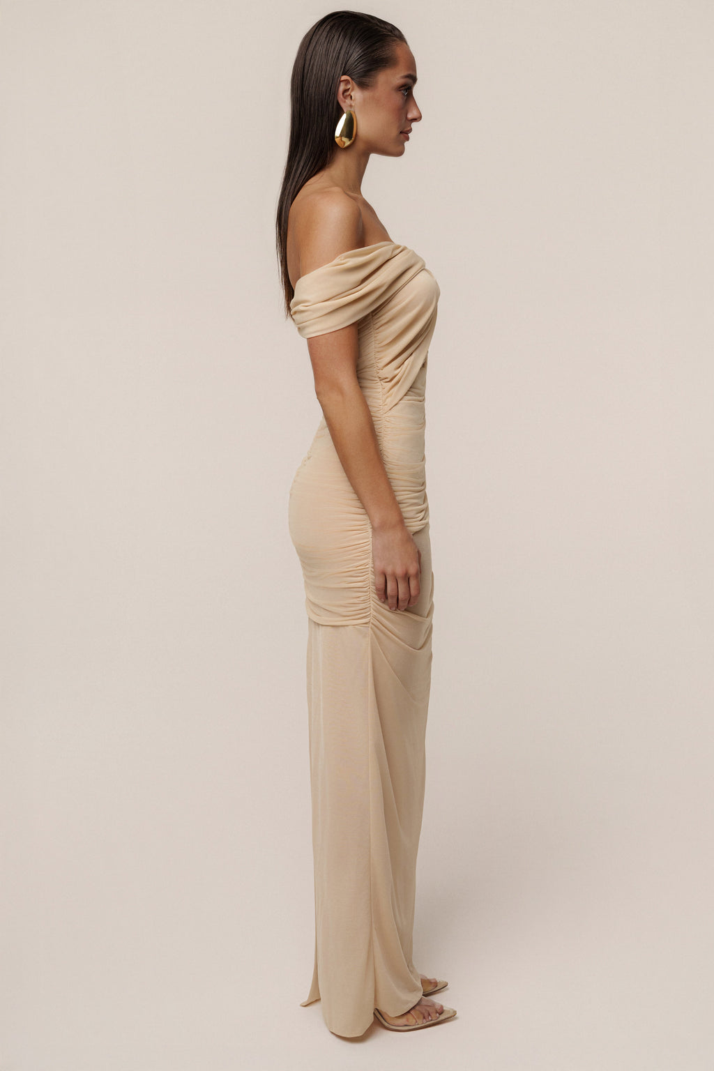 Vestido largo marfil de hombros descubiertos