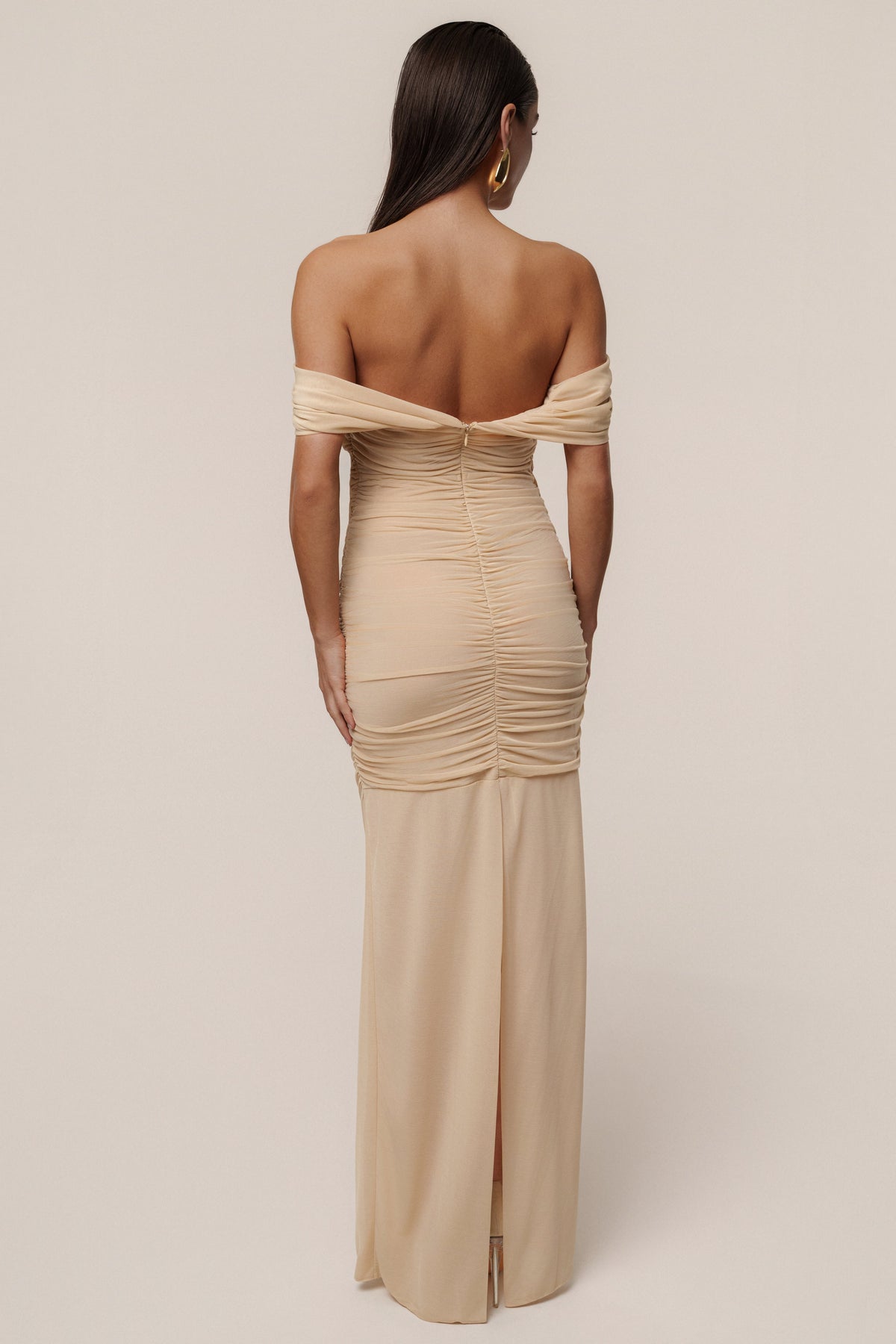 Vestido largo marfil de hombros descubiertos