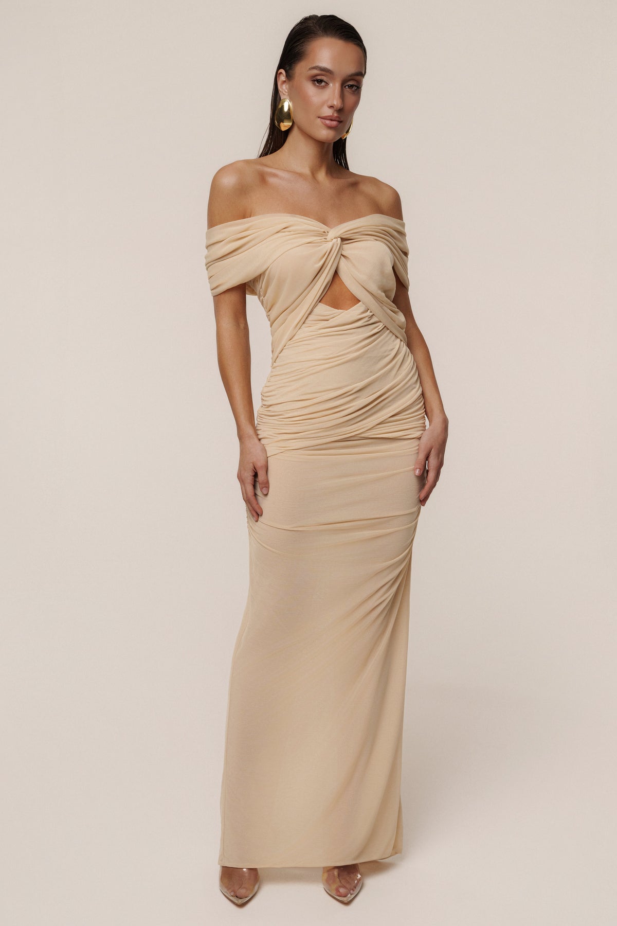 Vestido largo marfil de hombros descubiertos