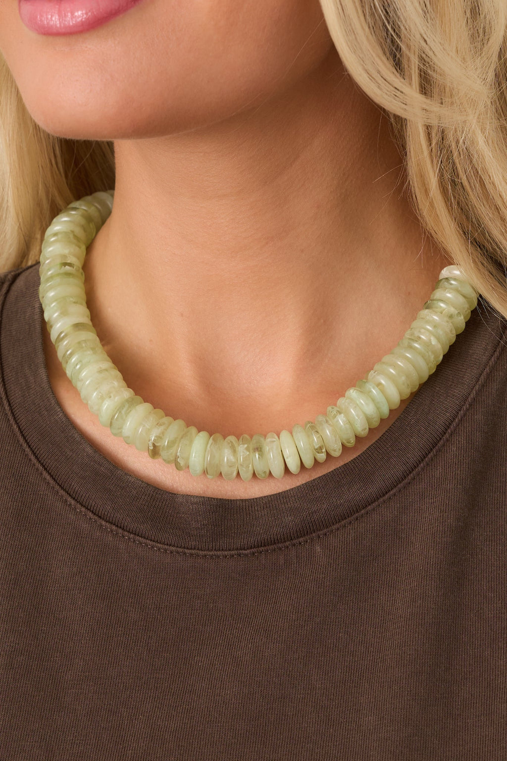 Collar de cuentas de disco de elemento natural en verde pálido
