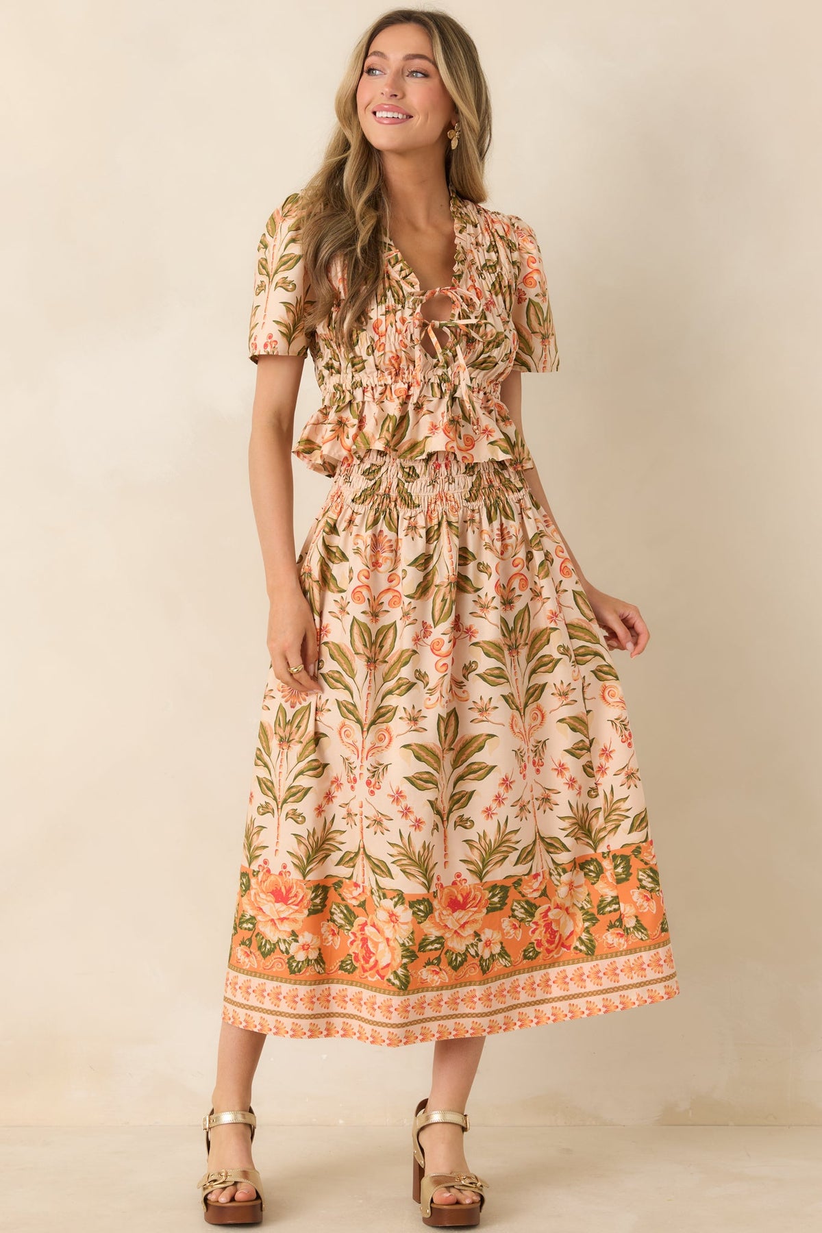 Top de algodón fruncido con estampado floral “Florece conmigo” en melocotón y verde pradera