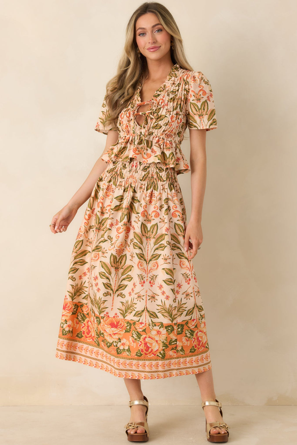 Top de algodón fruncido con estampado floral “Florece conmigo” en melocotón y verde pradera