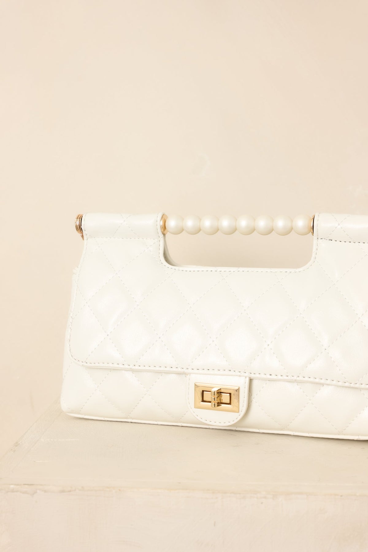 bolso de mano blanco acolchado elegante