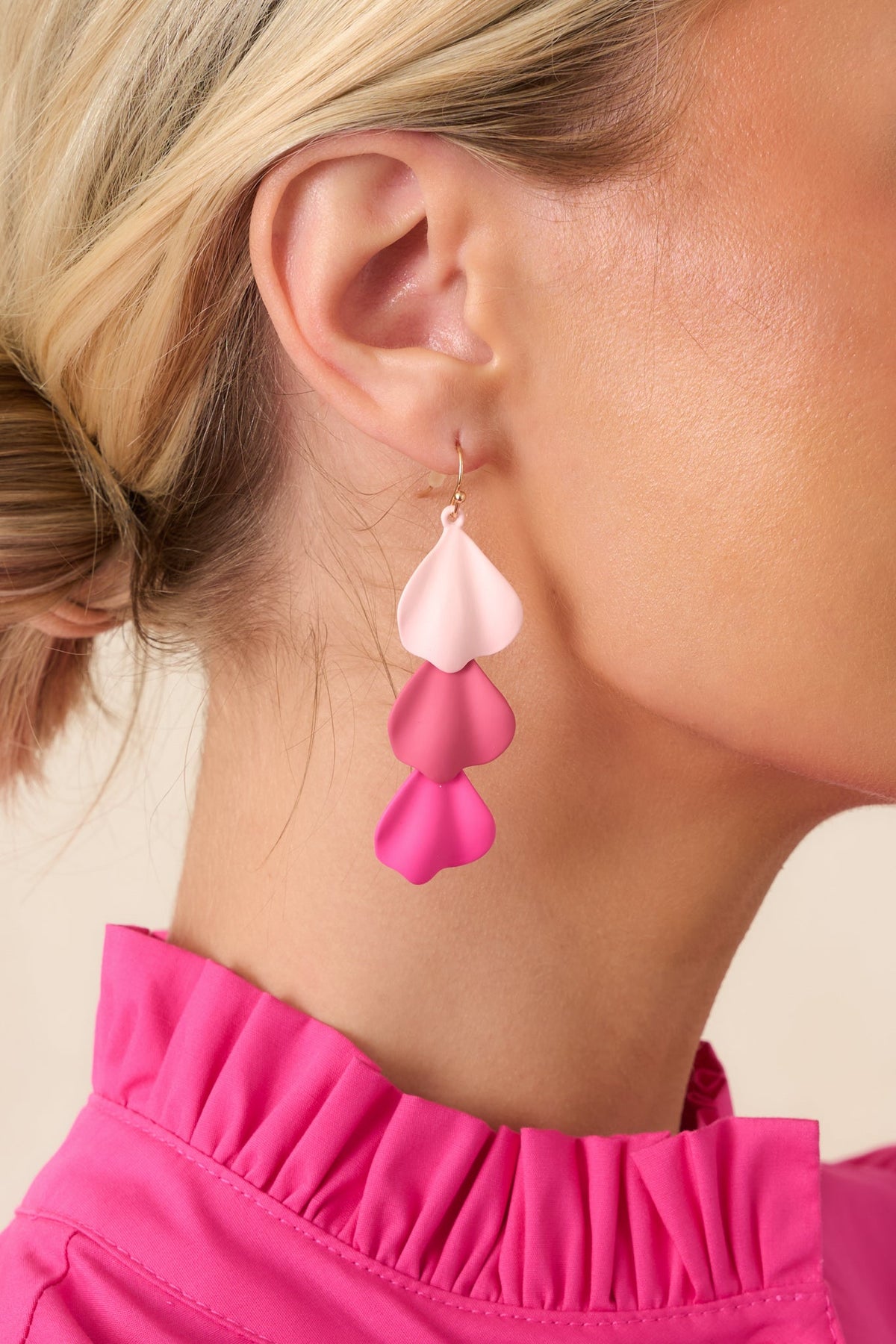 Pendientes colgantes Cascading Joy de pétalos rosados esculpidos en capas