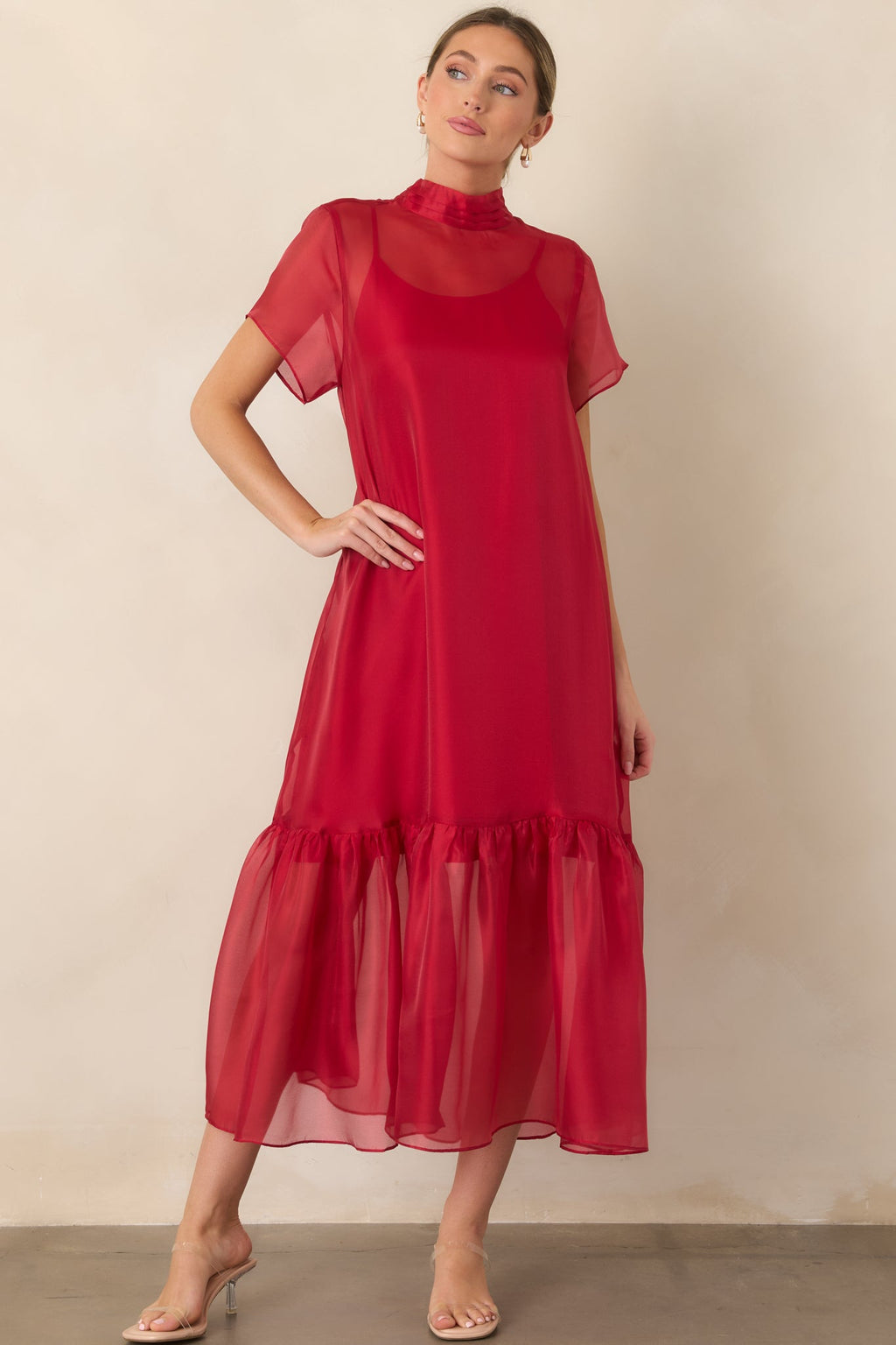 Elegante vestido largo de organza rojo