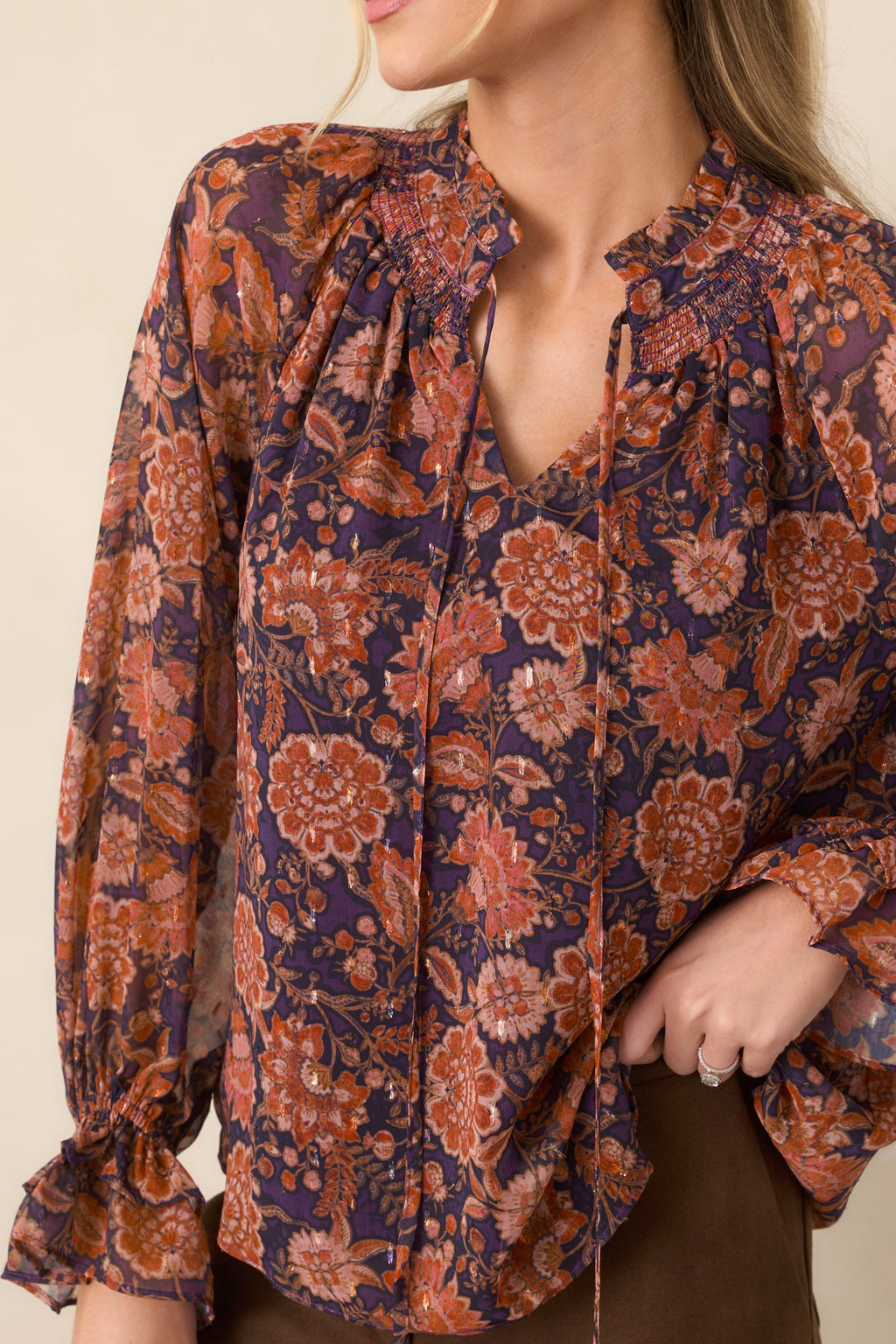Blusa romántica floral en ciruela