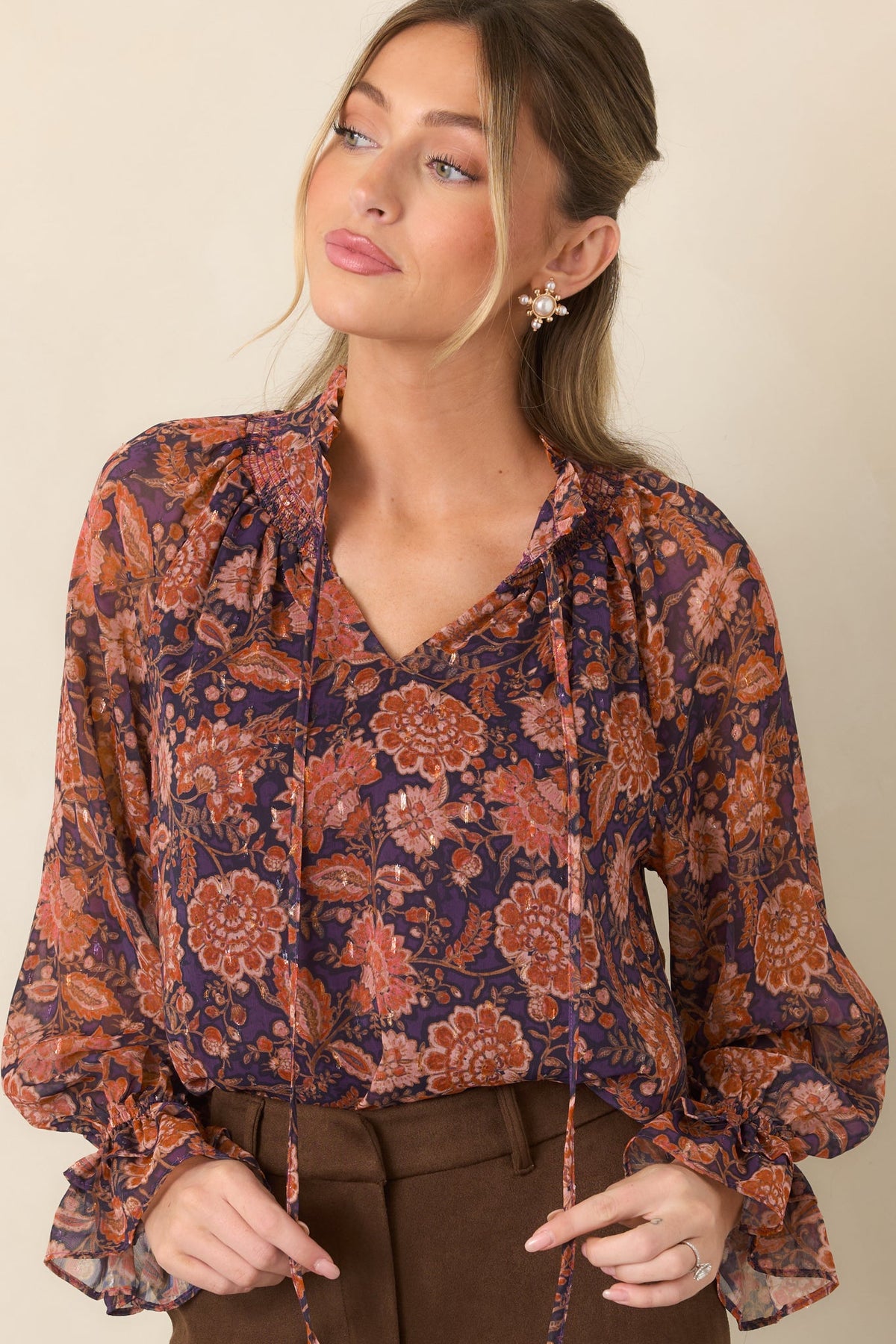 Blusa romántica floral en ciruela