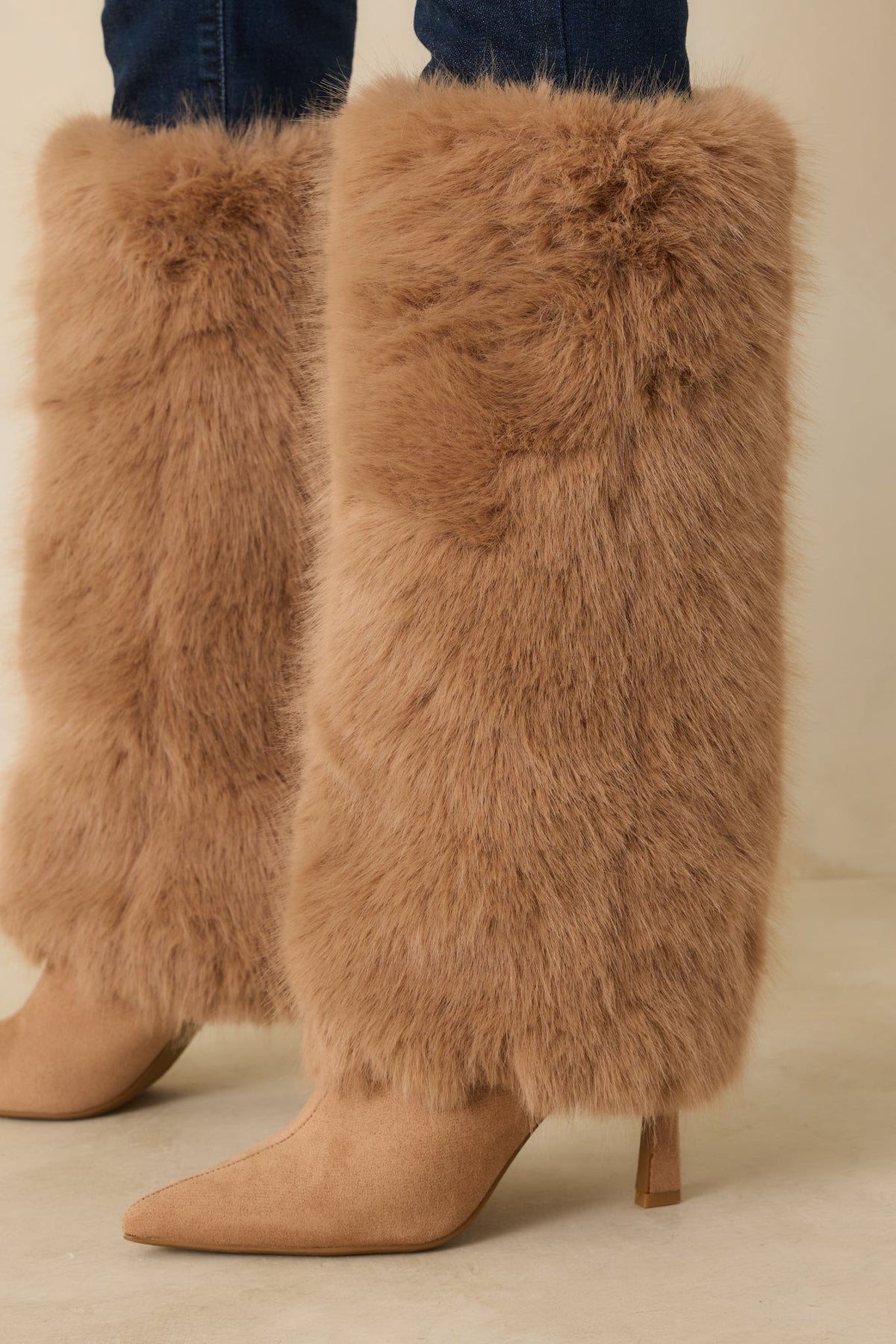 Botas color tostado de pelo sintético y ante, con punta afilada y tacón de aguja fino