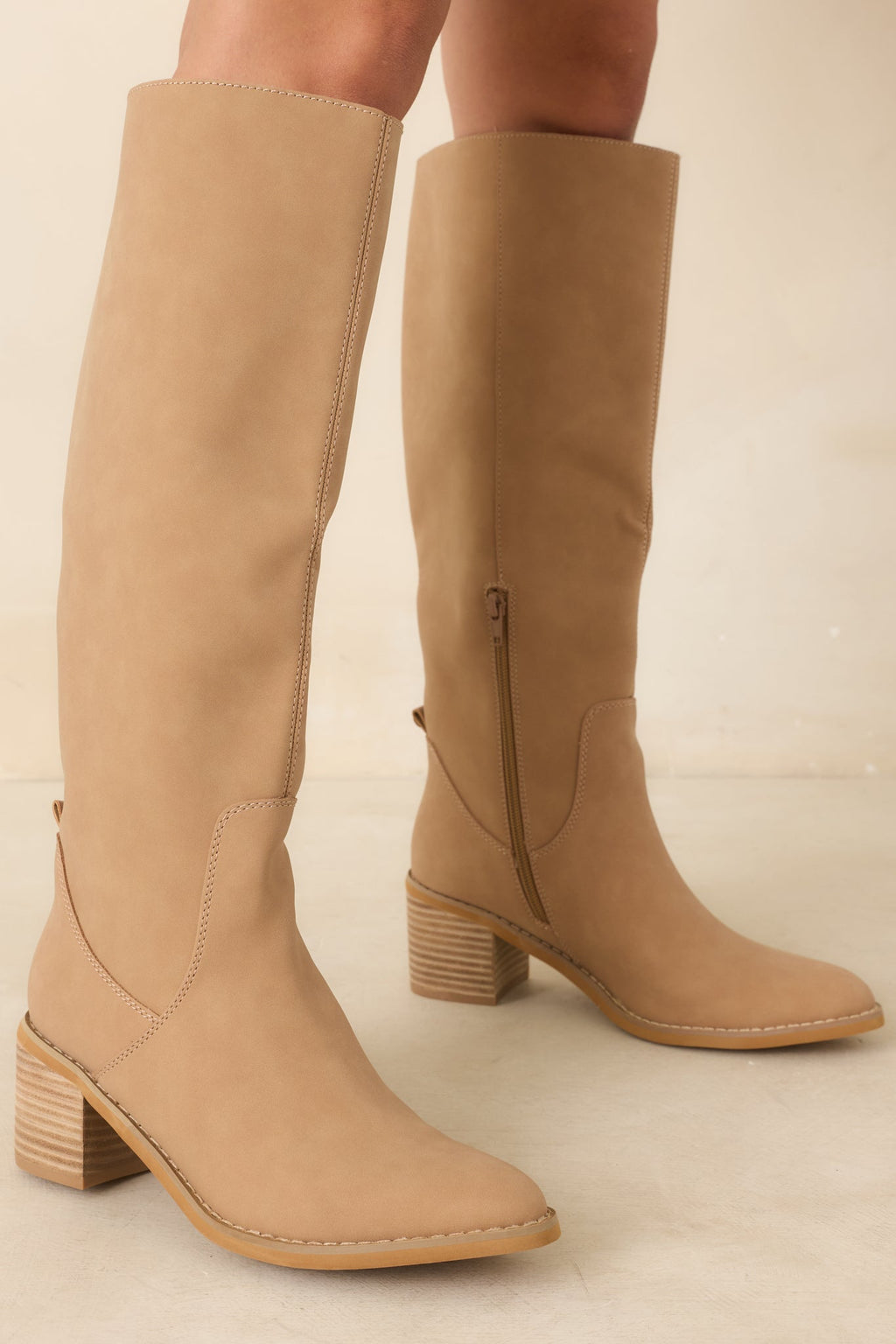 Botas elegantes color camel, de punta fina y hasta la rodilla