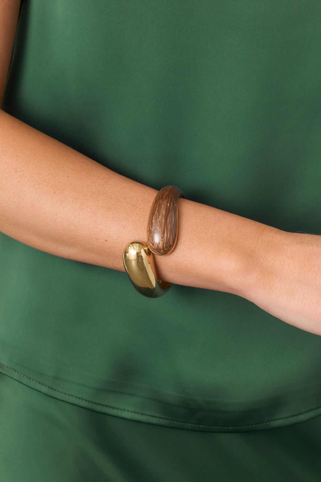 Brazalete rígido llamativo marmoleado en marrón y dorado Dando Vueltas