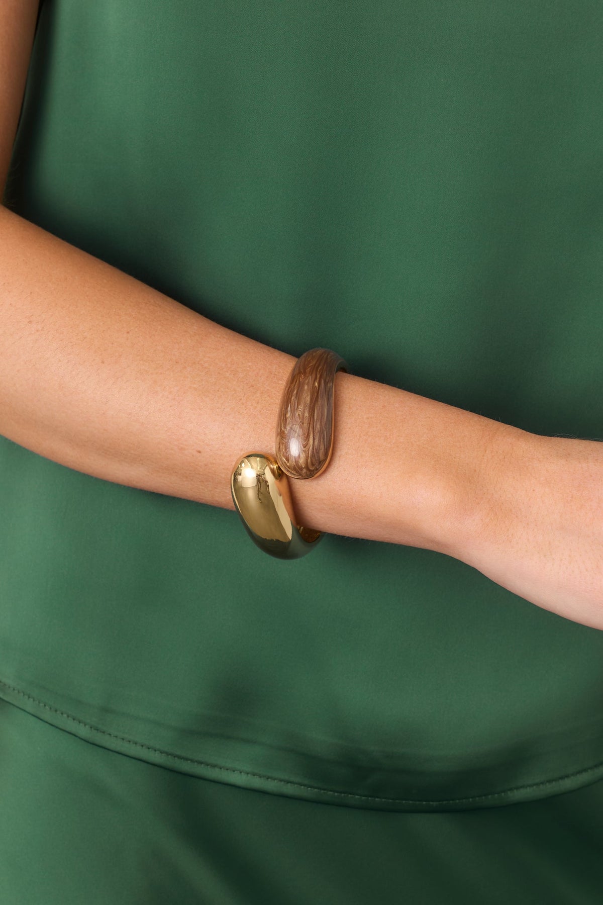 Brazalete rígido llamativo marmoleado en marrón y dorado Dando Vueltas