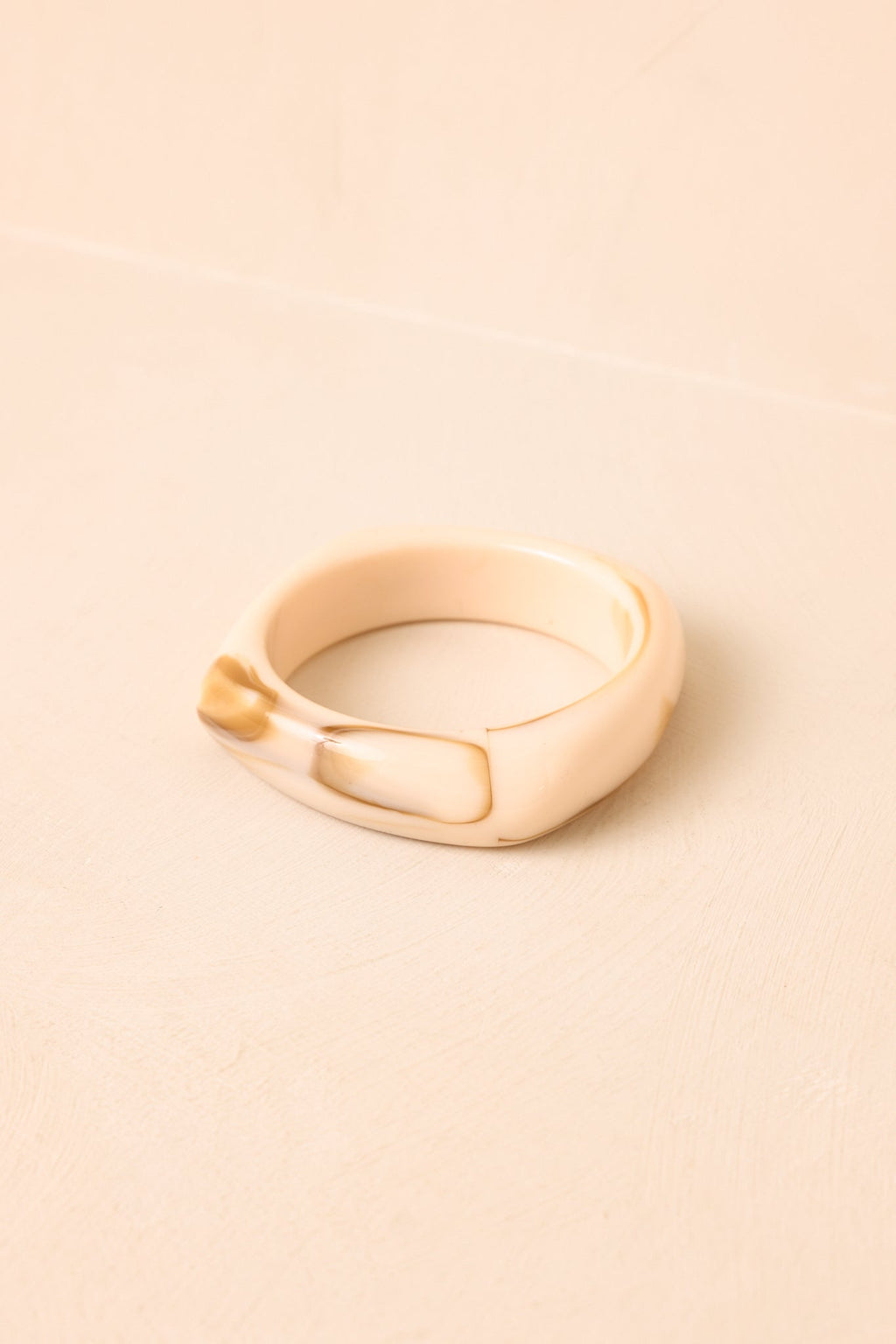Brazalete Serendipity elegante de resina marmoleada color marfil