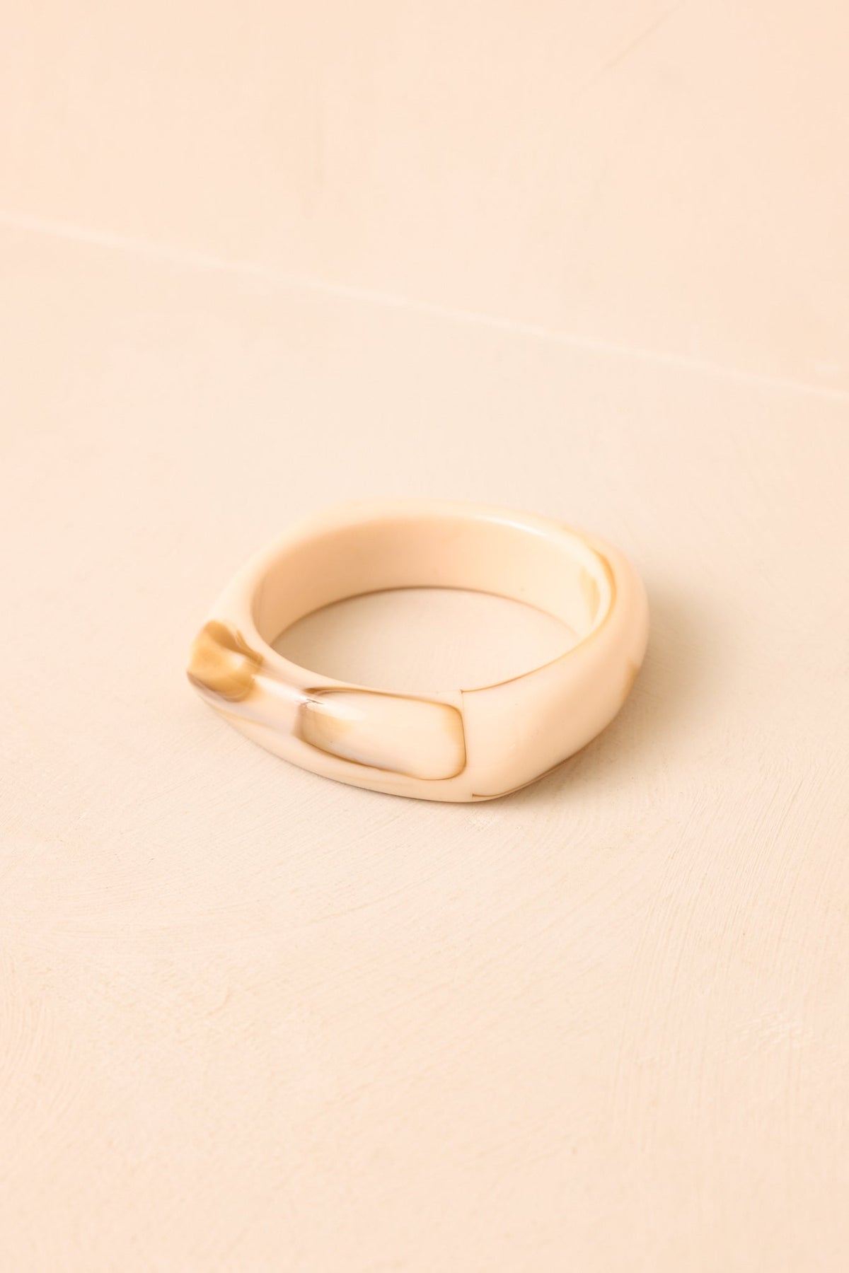 Brazalete Serendipity elegante de resina marmoleada color marfil