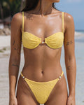 Conjunto de bikini amarillo texturizado con aros