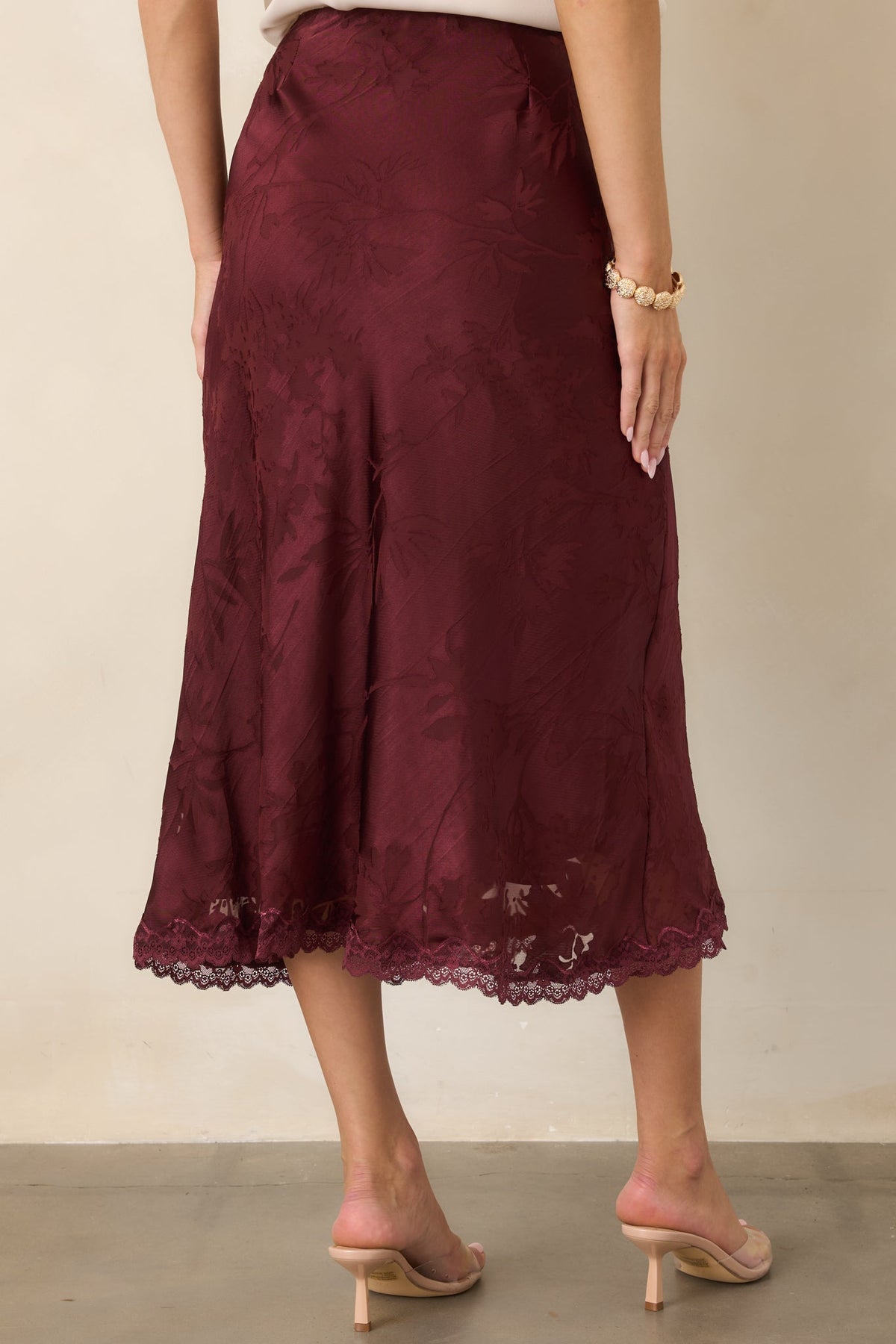 Falda midi elegante de satén color morera
