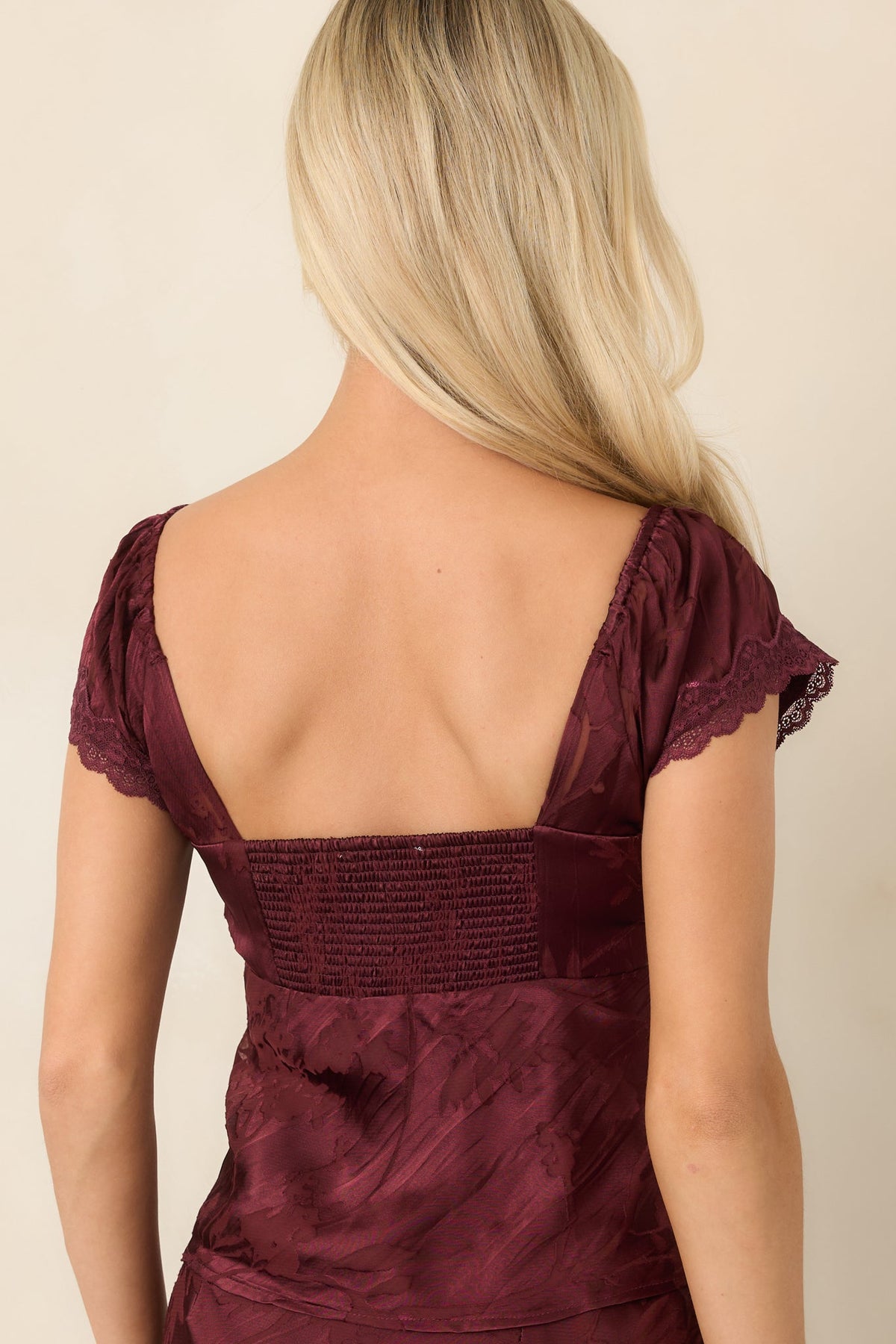 Vestido con estampado floral color ciruela