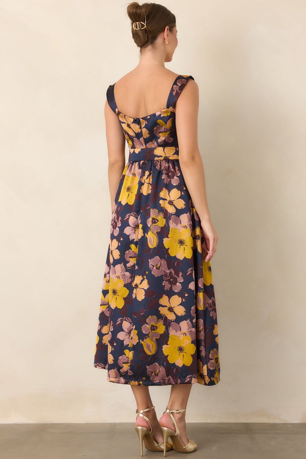 Vestido floral en azul marino y amarillo