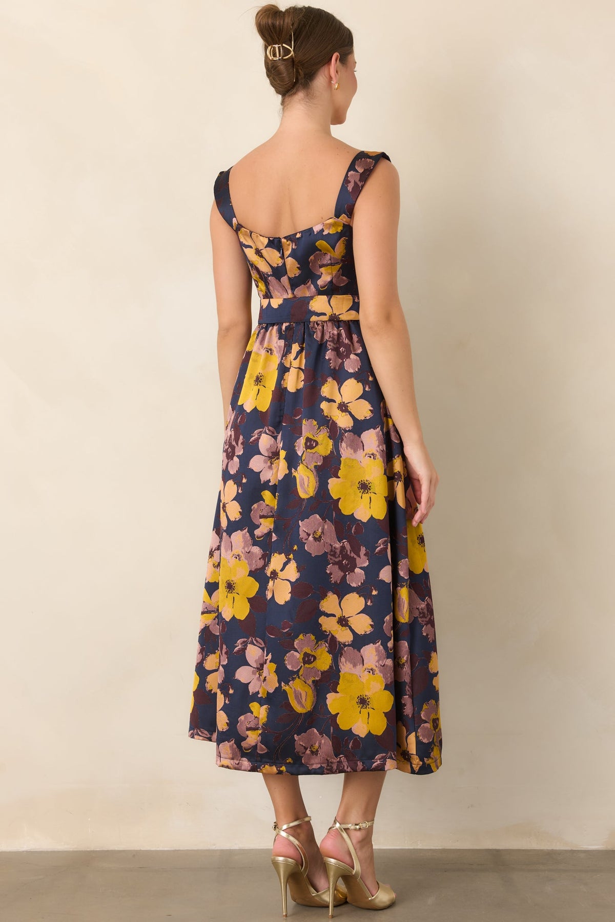 Vestido floral en azul marino y amarillo