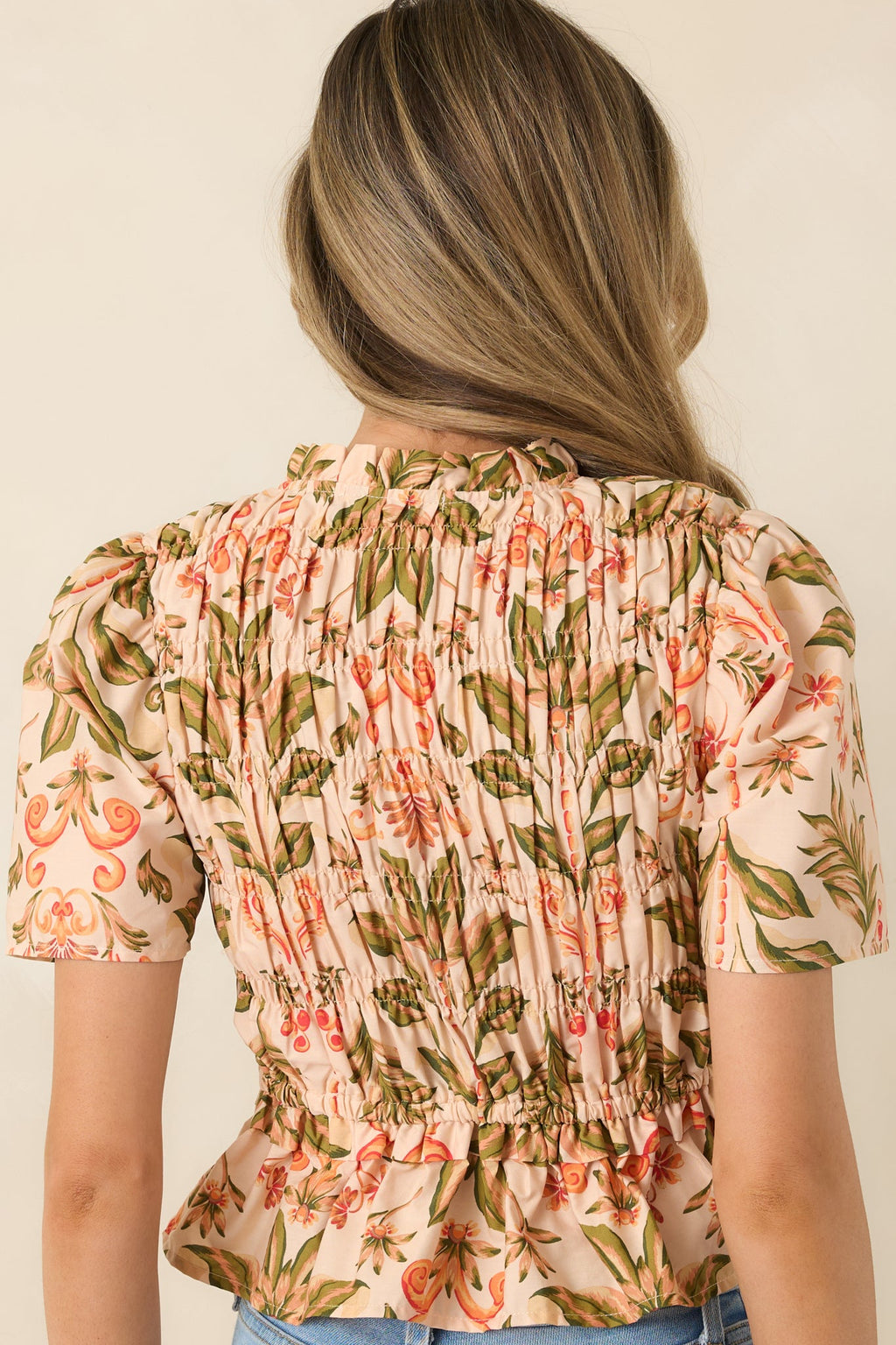 Top de algodón fruncido con estampado floral “Florece conmigo” en melocotón y verde pradera