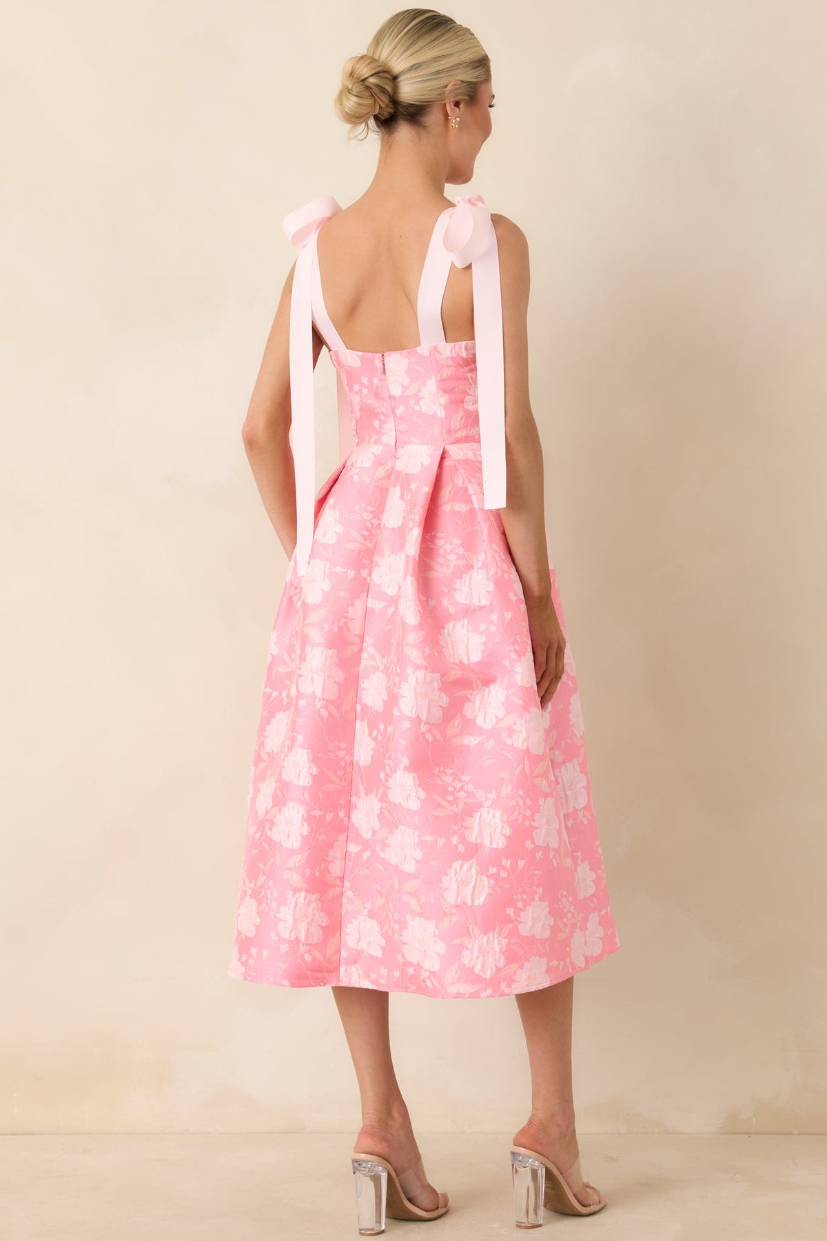 Vestido midi rosa de jacquard floral Sweet Disposition con tirantes de lazo