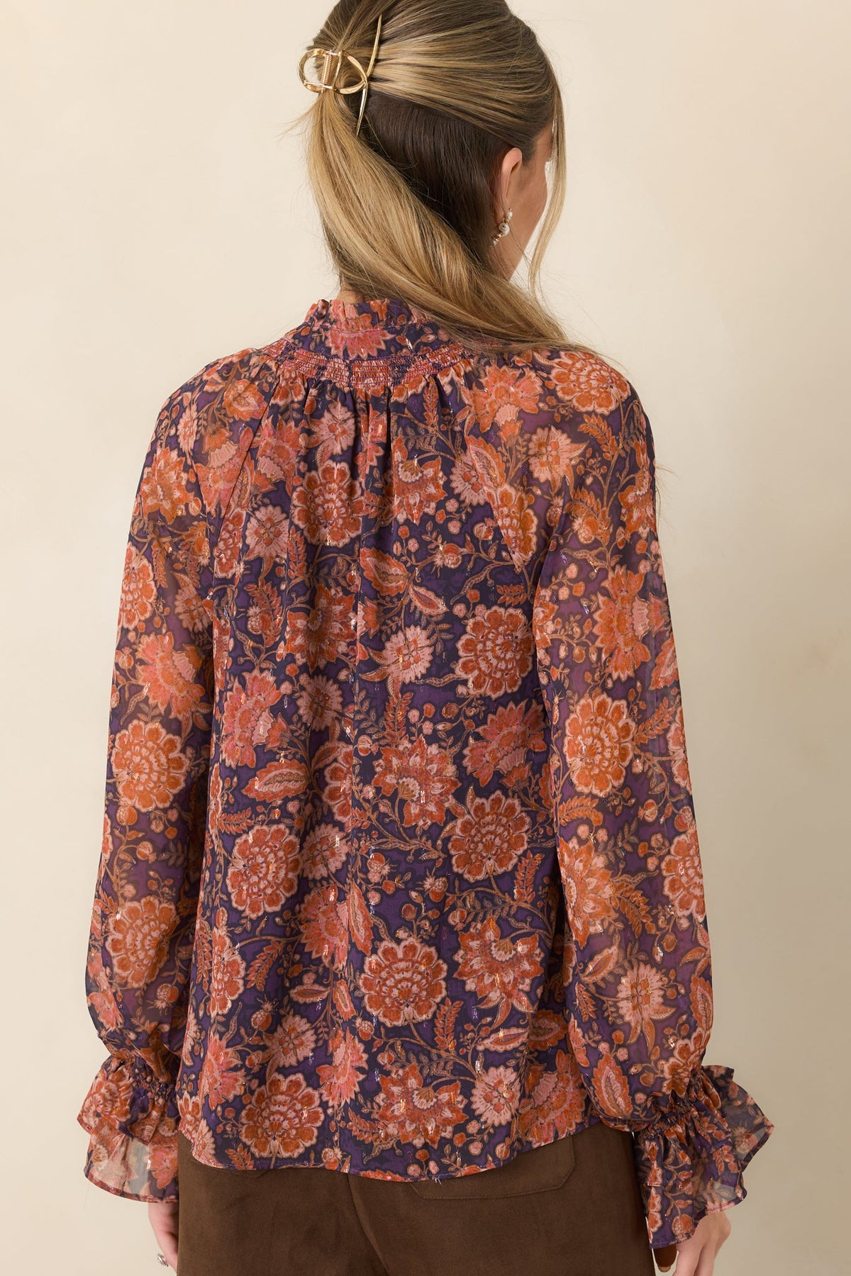 Blusa romántica floral en ciruela