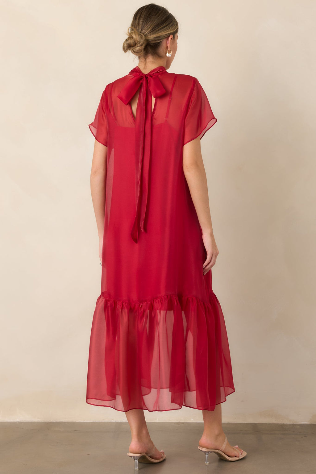 Elegante vestido largo de organza rojo