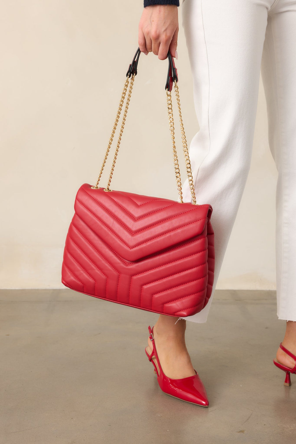 Elegante bolso de mano rojo acolchado