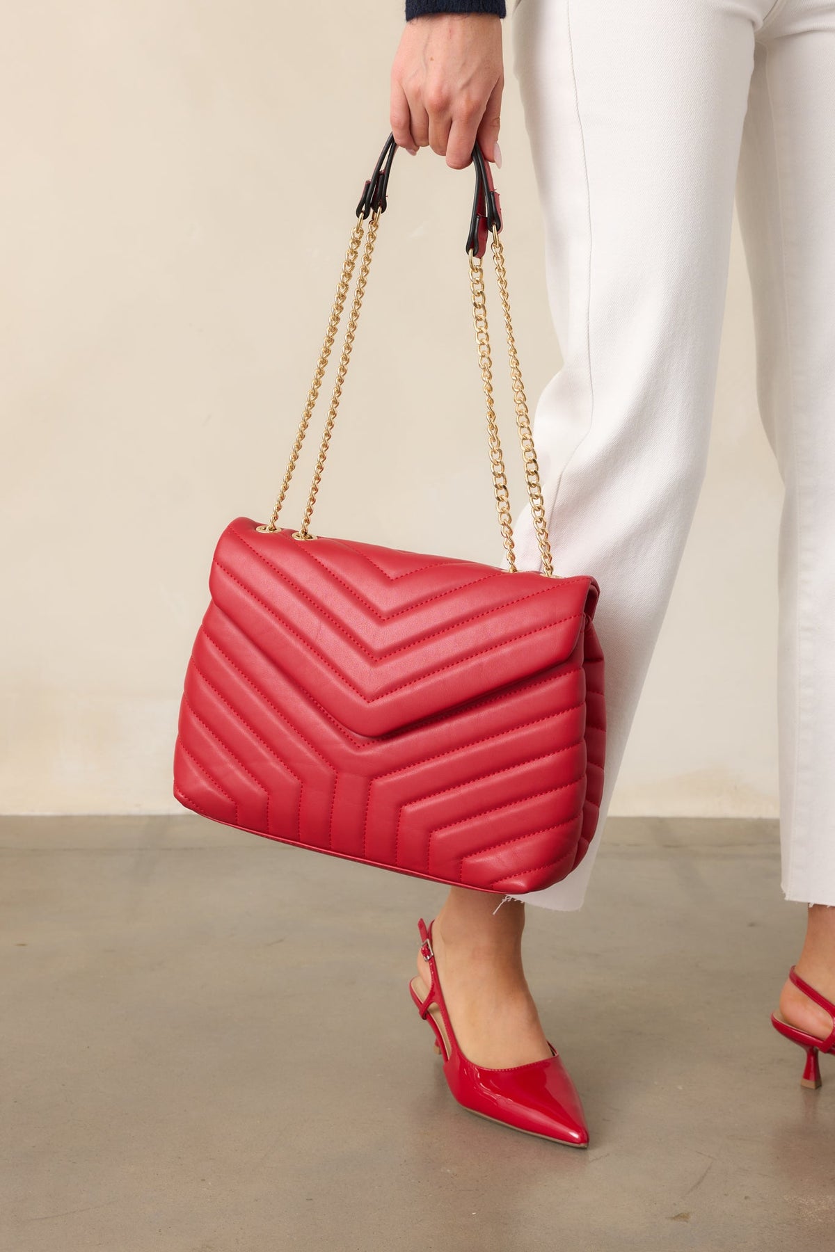 Elegante bolso de mano rojo acolchado