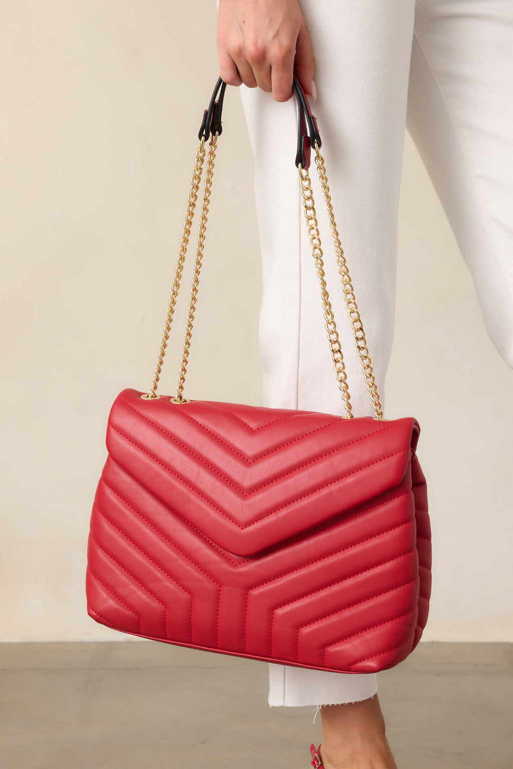 Elegante bolso de mano rojo acolchado