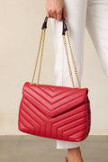 Elegante bolso de mano rojo acolchado