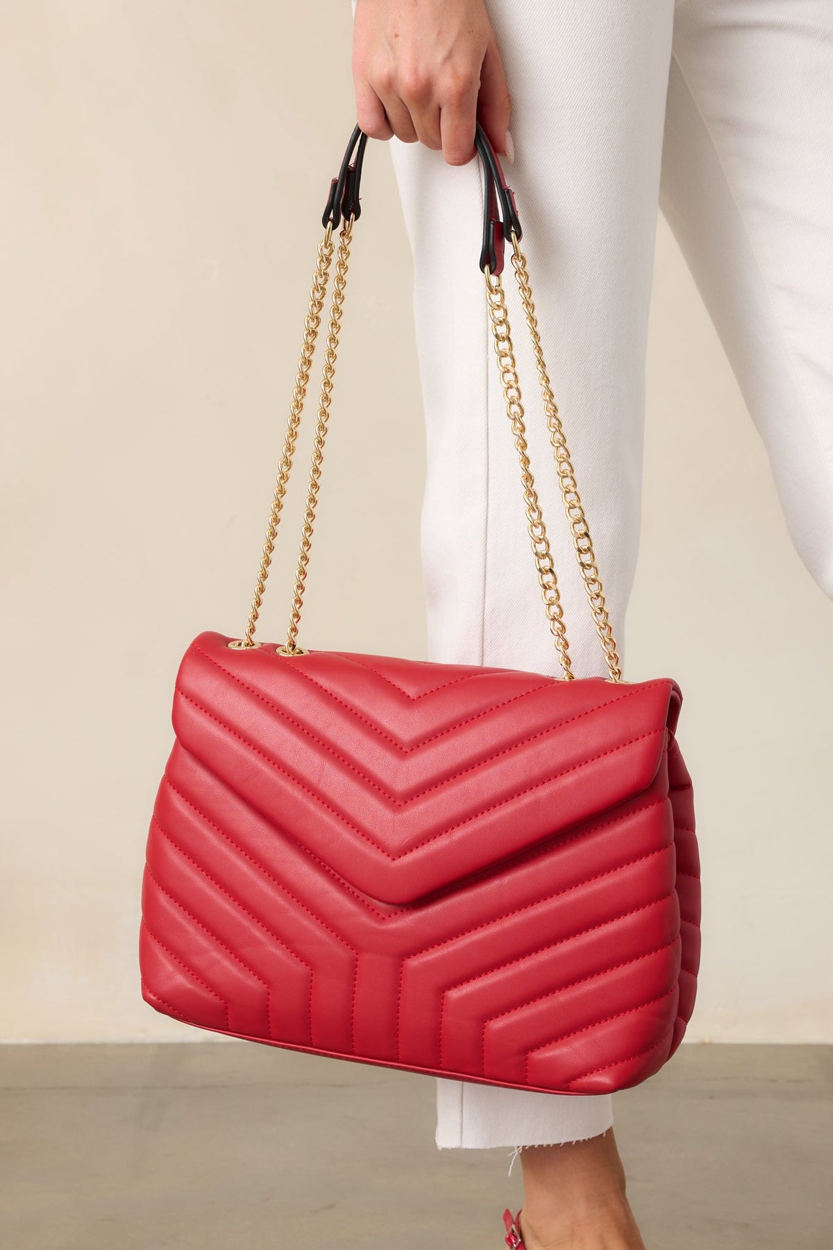 Elegante bolso de mano rojo acolchado