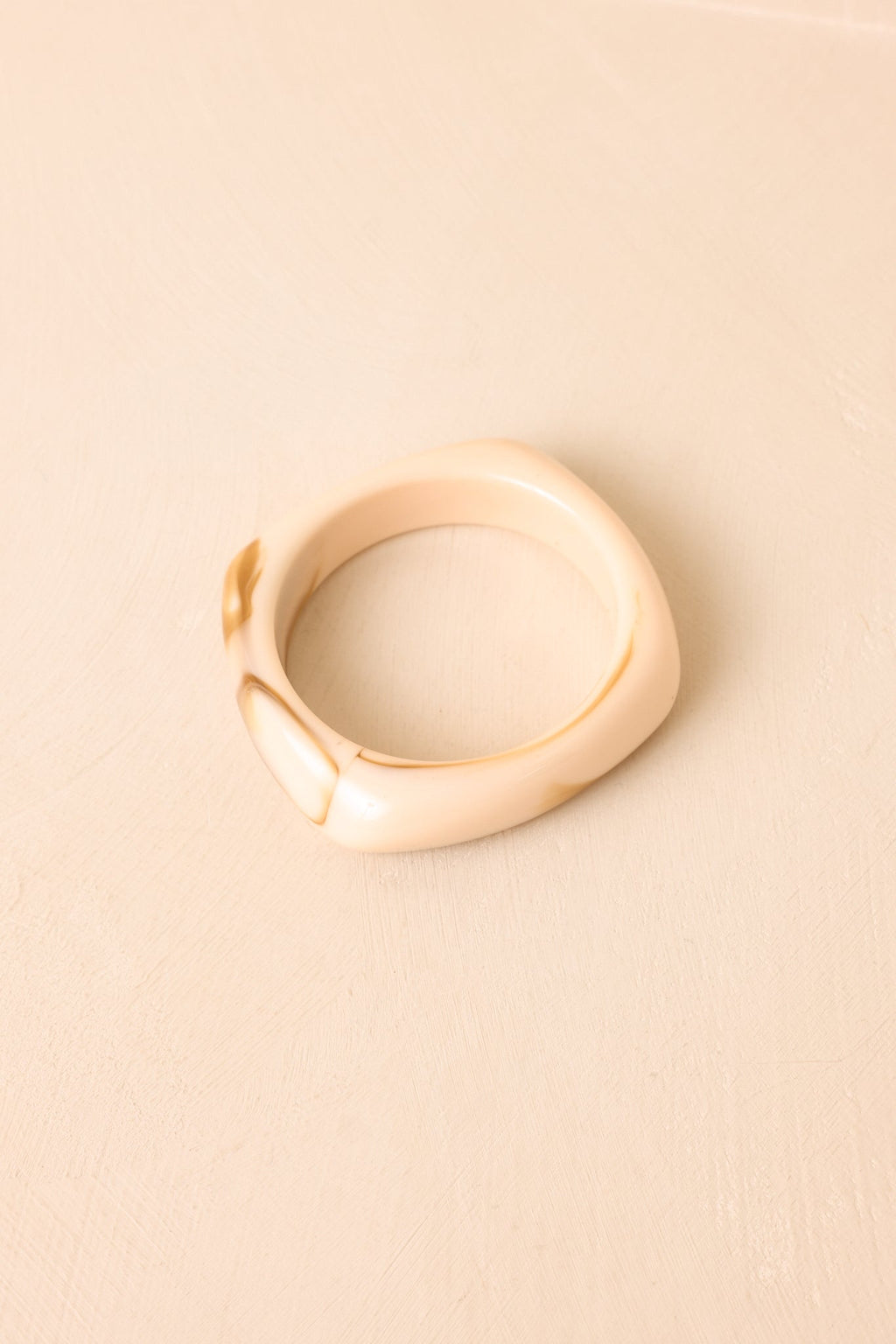 Brazalete Serendipity elegante de resina marmoleada color marfil