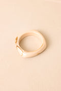 Brazalete Serendipity elegante de resina marmoleada color marfil