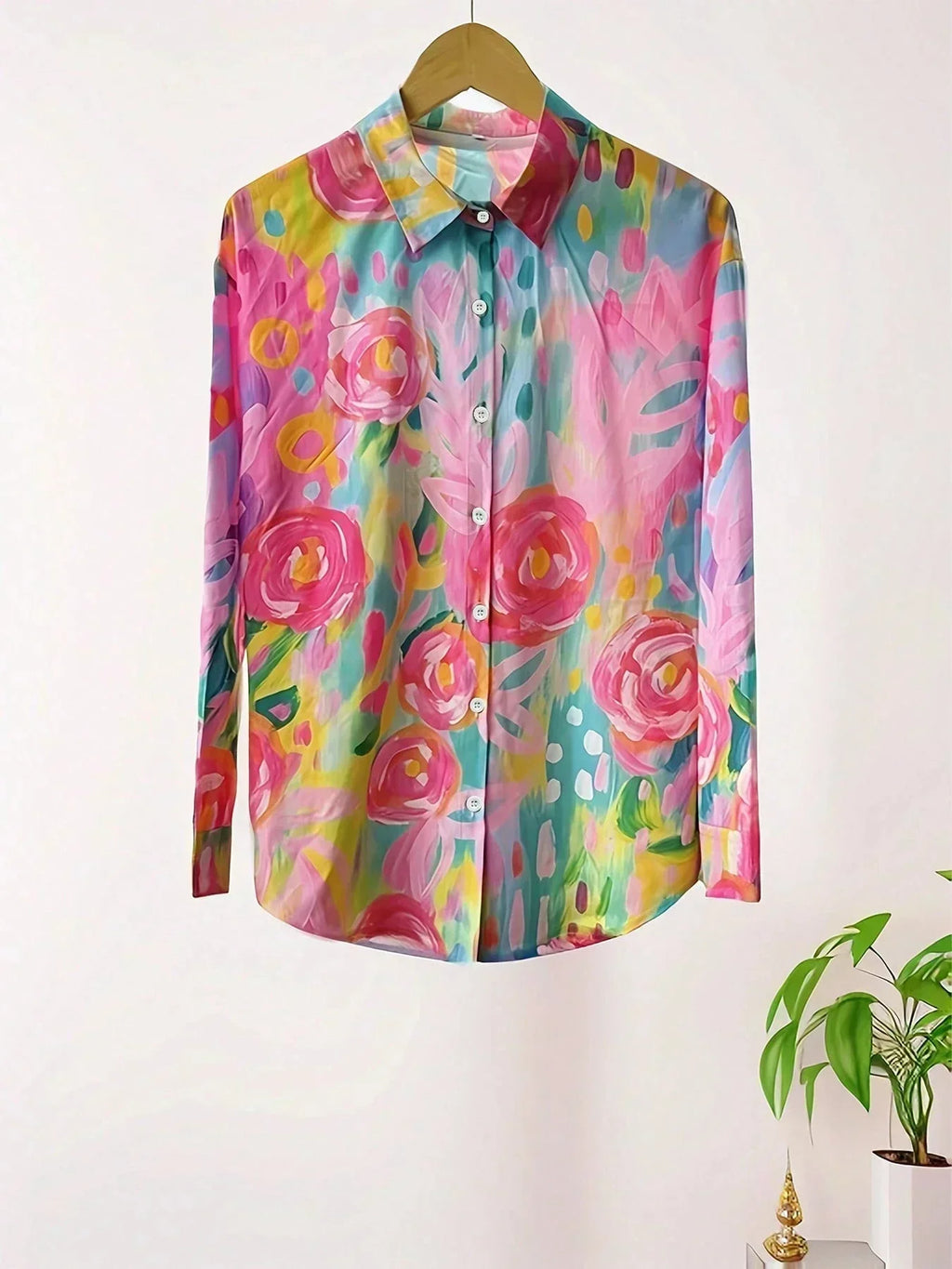 Blusa colorida con estampado artístico