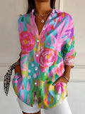 Blusa colorida con estampado artístico