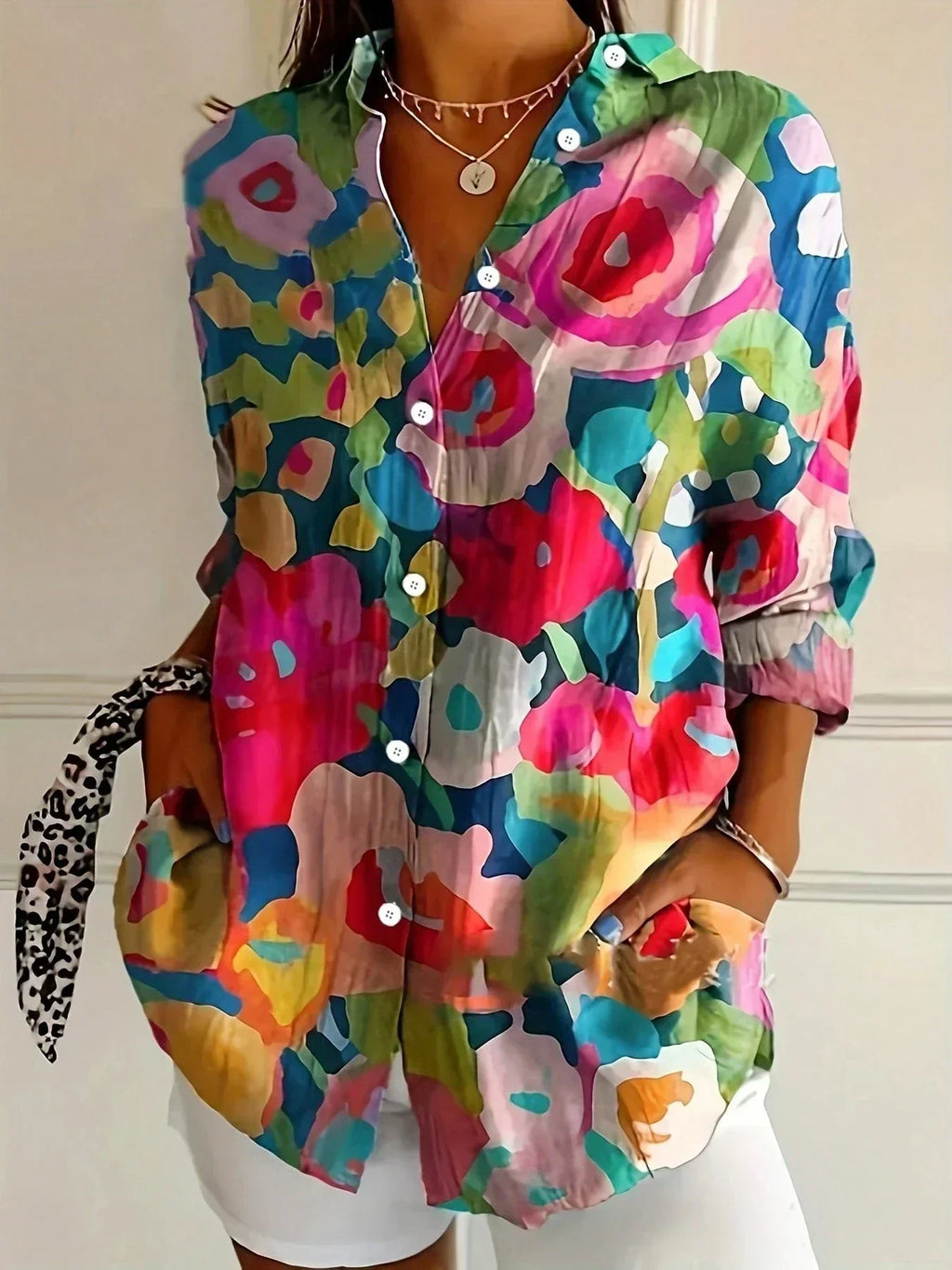 Blusa colorida con estampado artístico