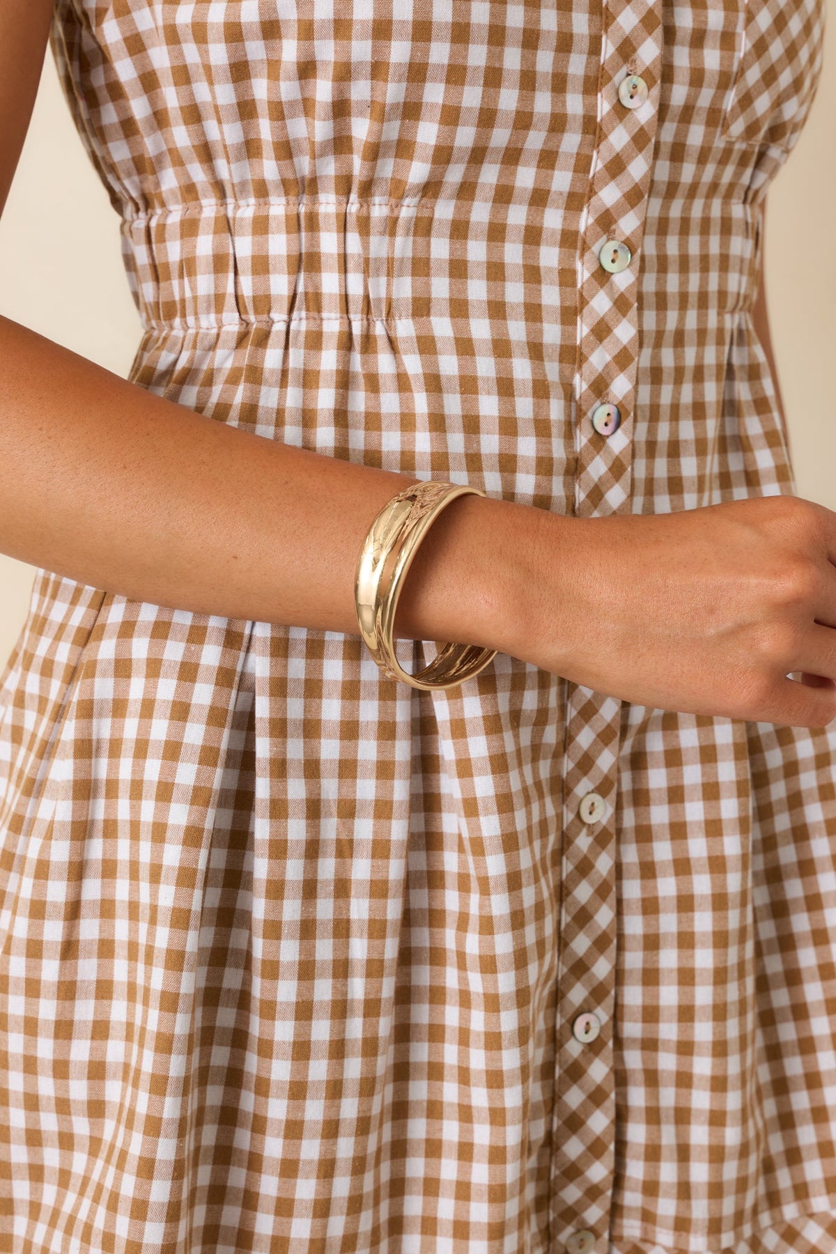 Brazalete escultórico dorado de forma cambiante