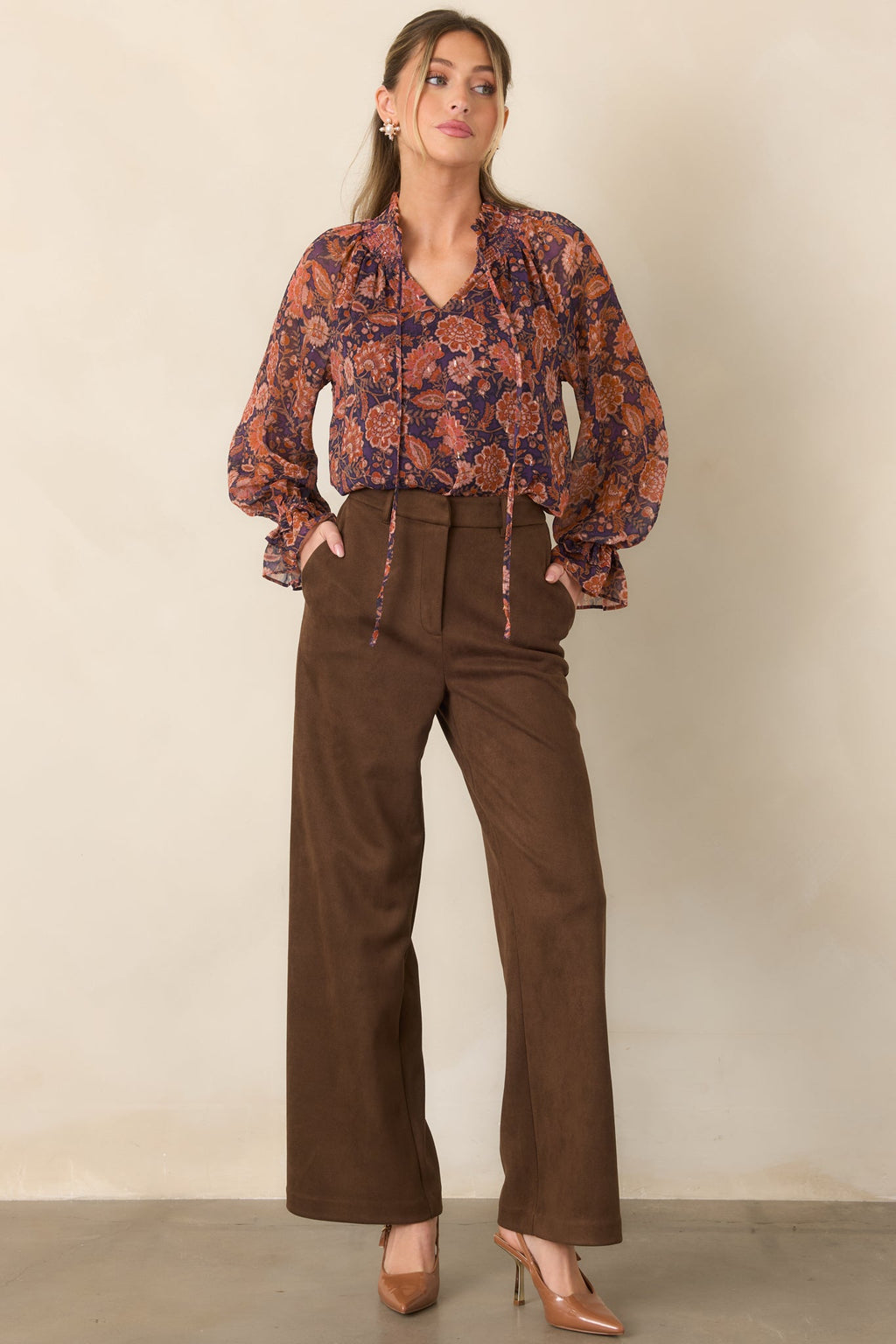 Blusa romántica floral en ciruela
