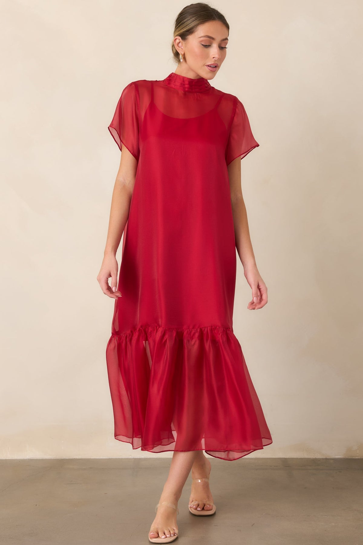 Elegante vestido largo de organza rojo