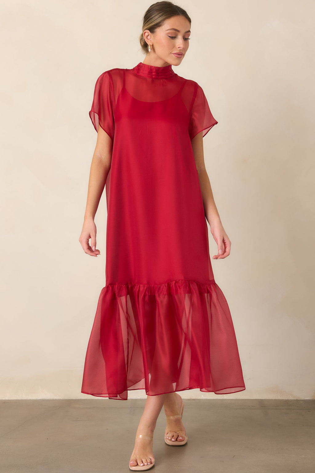 Elegante vestido largo de organza rojo