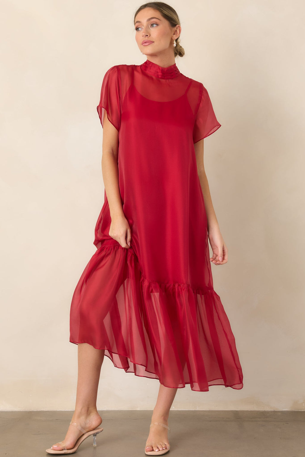 Elegante vestido largo de organza rojo
