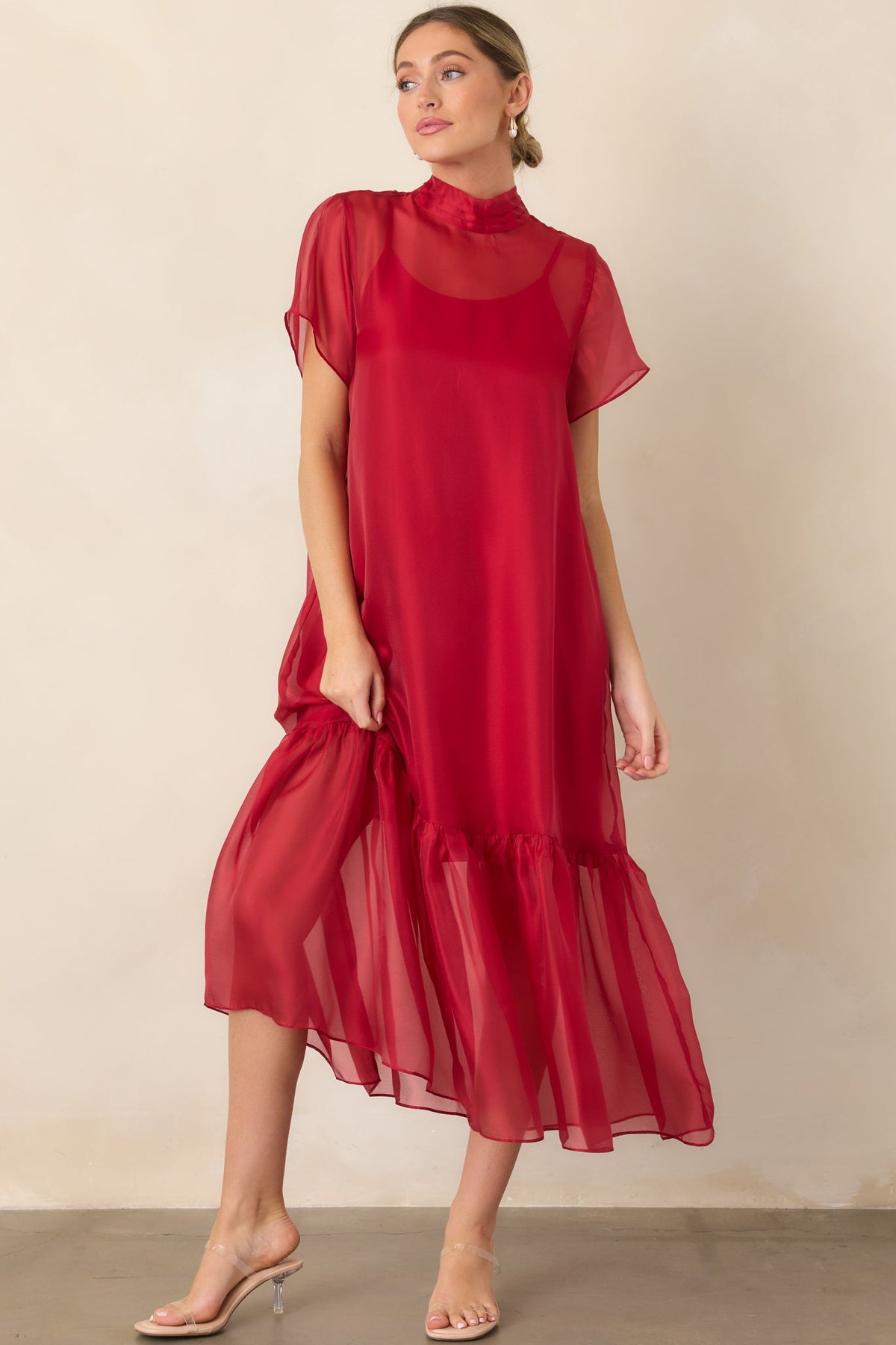 Elegante vestido largo de organza rojo