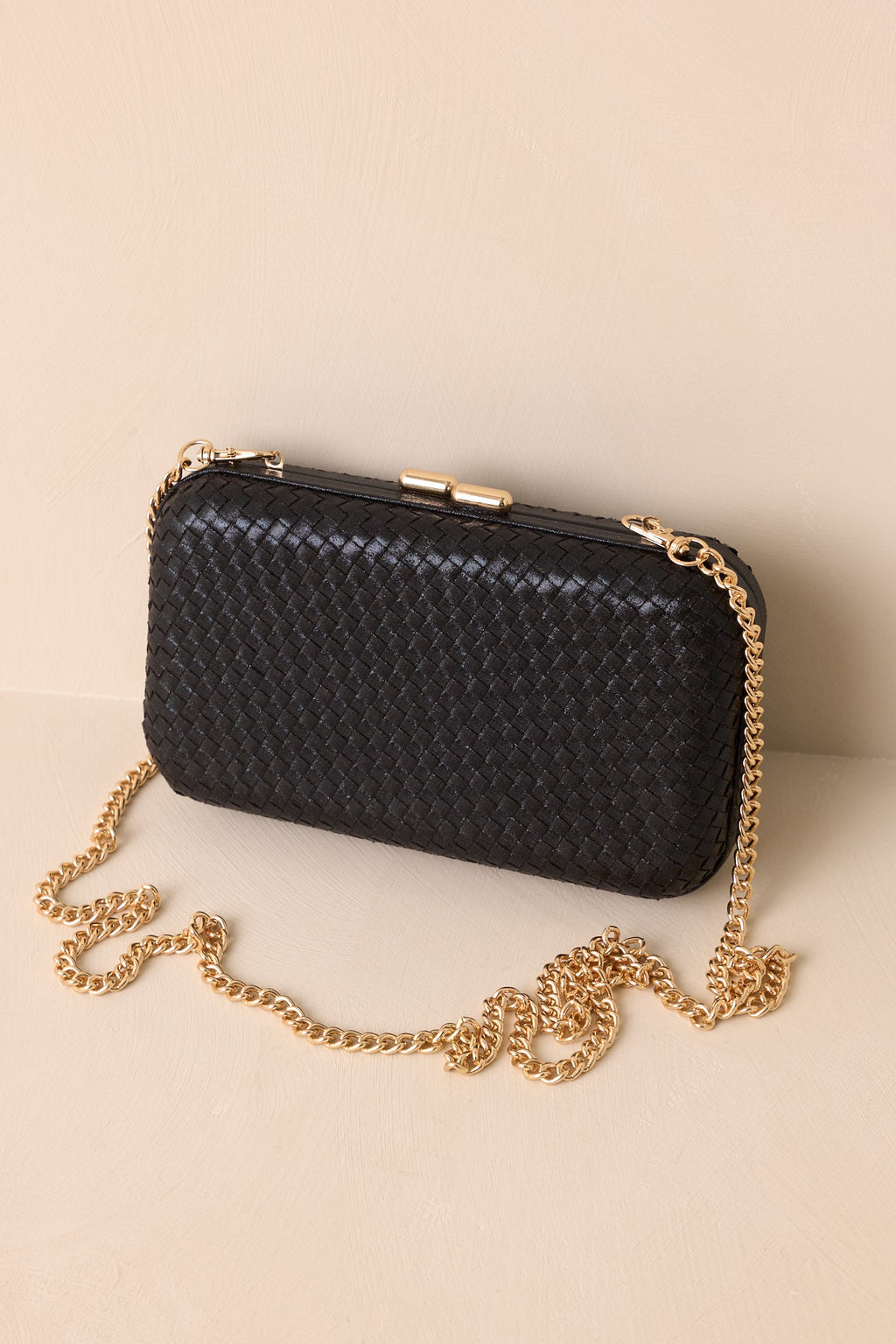 Bolso de mano negro elegante y tejido