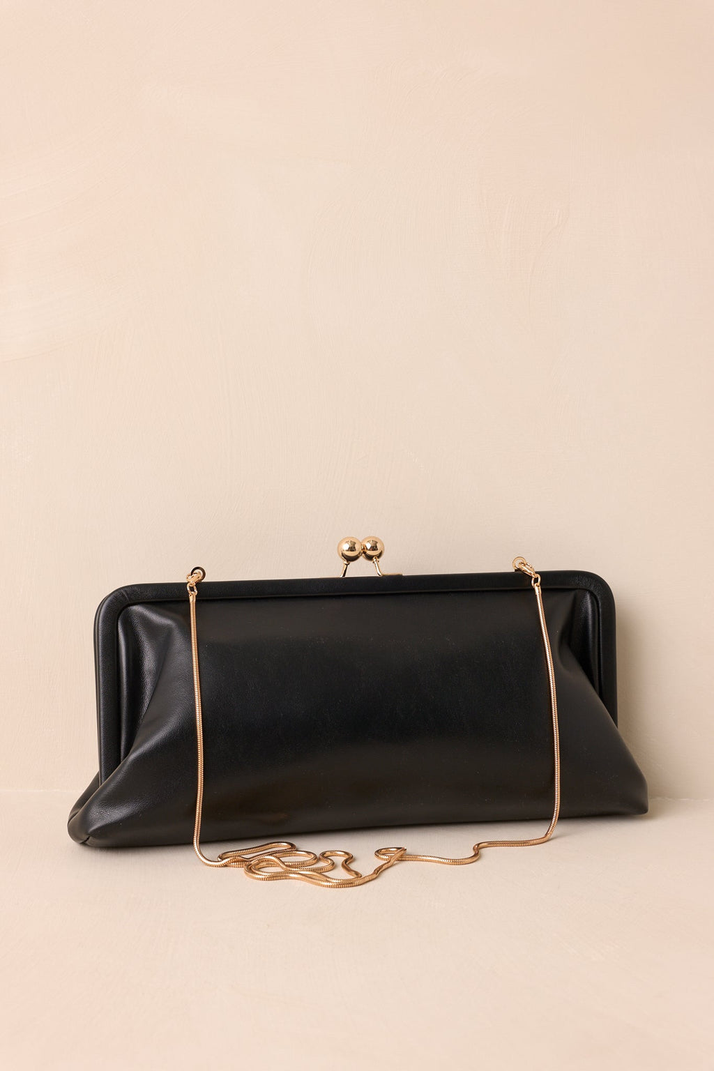 elegante bolso de mano de cuero negro