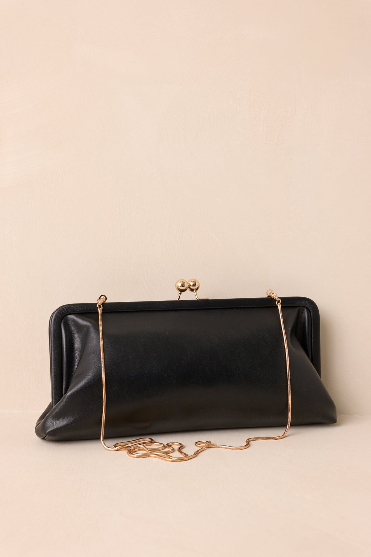 elegante bolso de mano de cuero negro