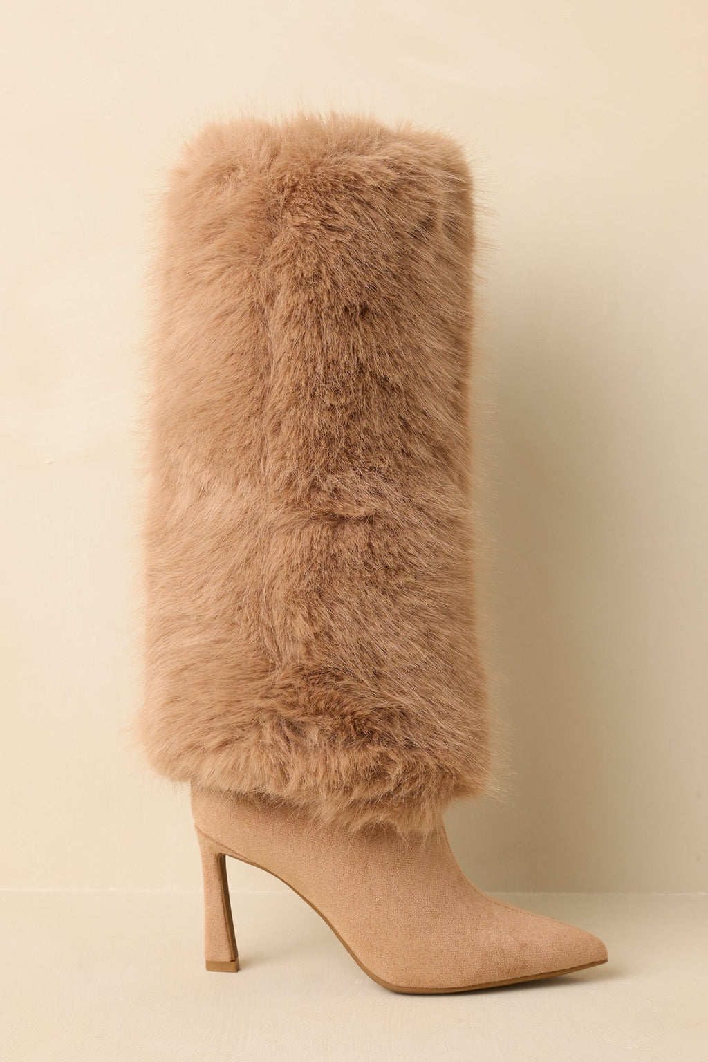 Botas color tostado de pelo sintético y ante, con punta afilada y tacón de aguja fino