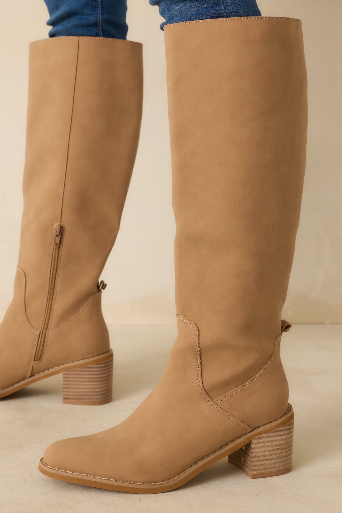 Botas elegantes color camel, de punta fina y hasta la rodilla