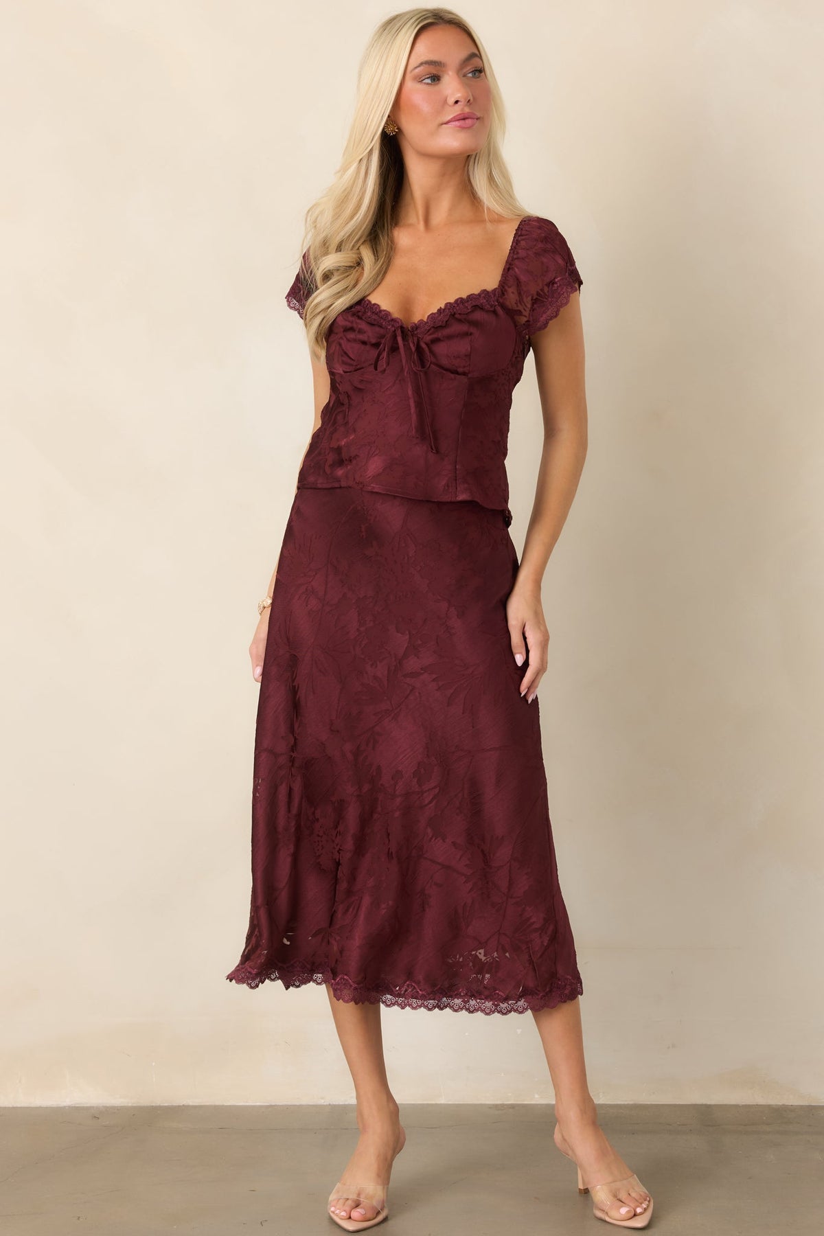 Falda midi elegante de satén color morera