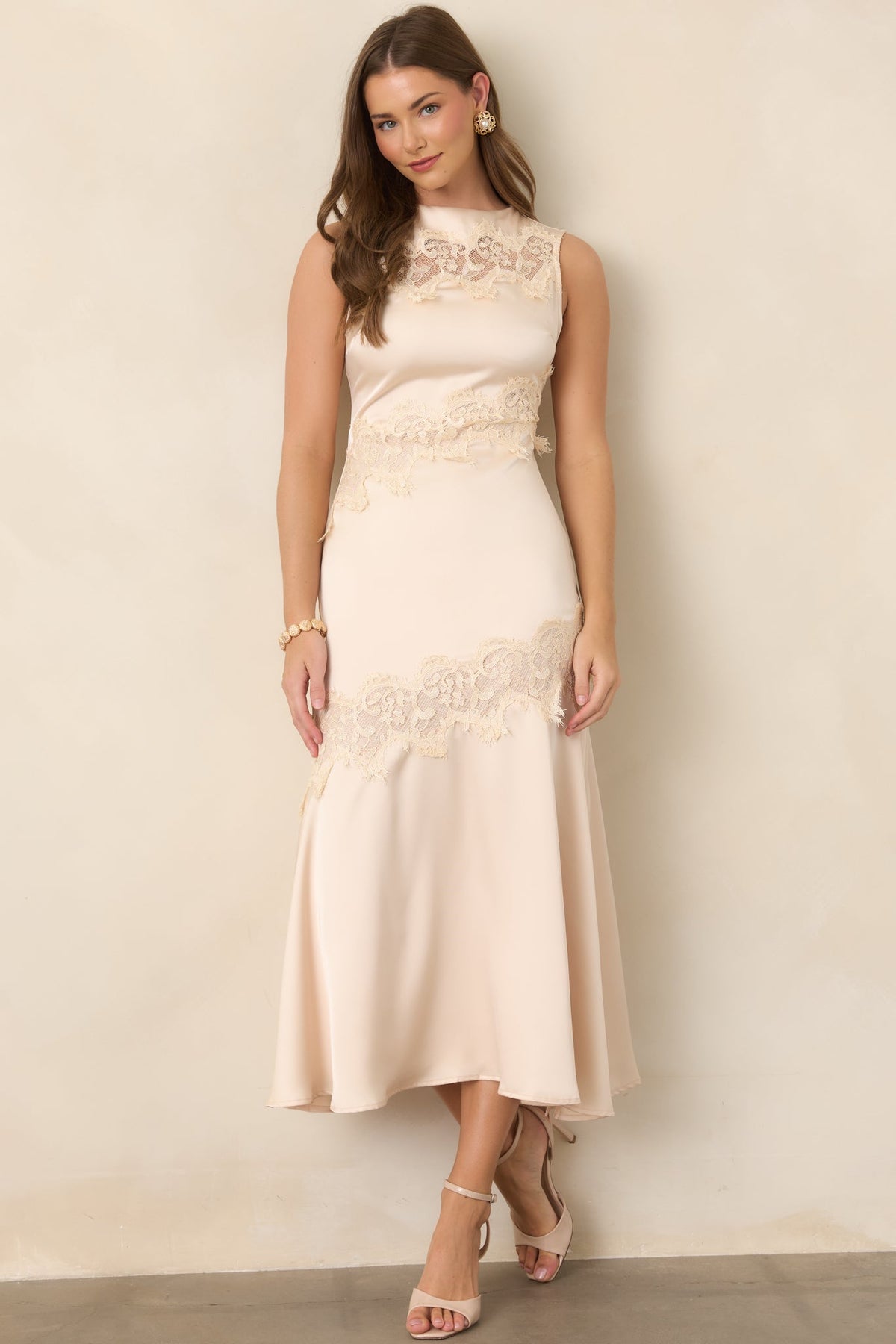 Vestido midi de satén color champán